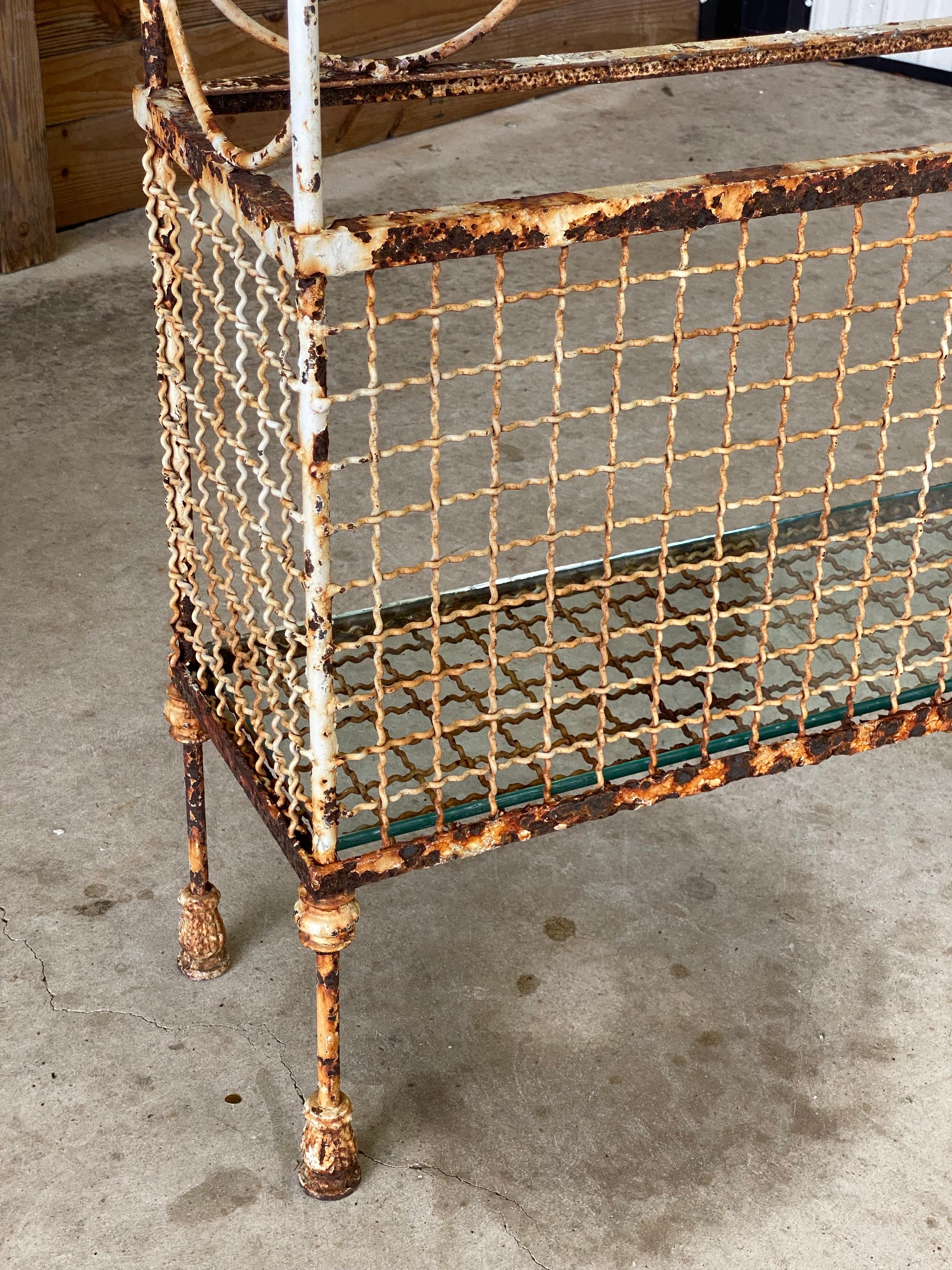 Fait main Console en fer forgé français du début du XXe siècle Tablettes en verre et motif d'Acanthus en vente