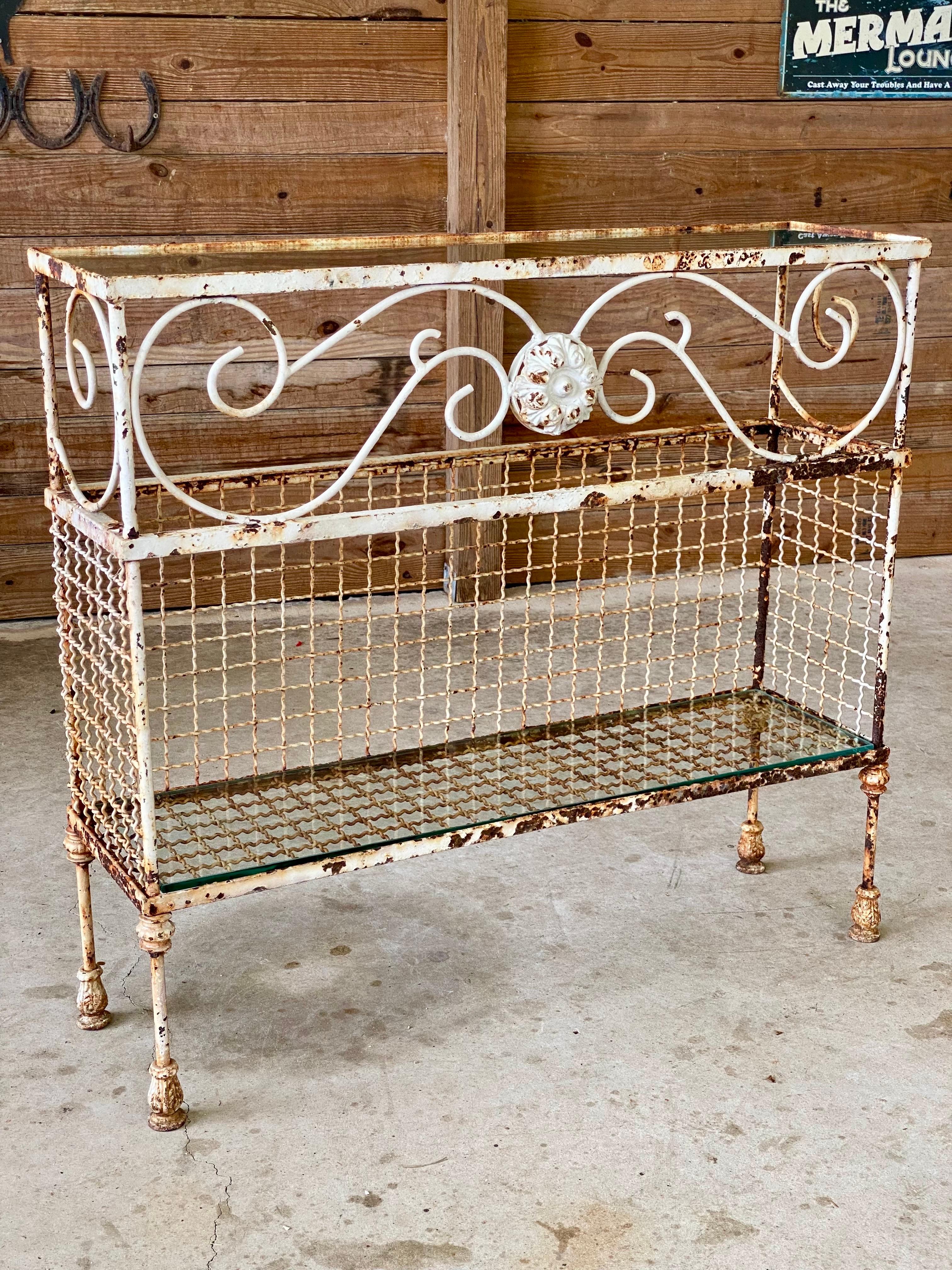 Console en fer forgé français du début du XXe siècle Tablettes en verre et motif d'Acanthus Bon état - En vente à North Fort Myers, FL