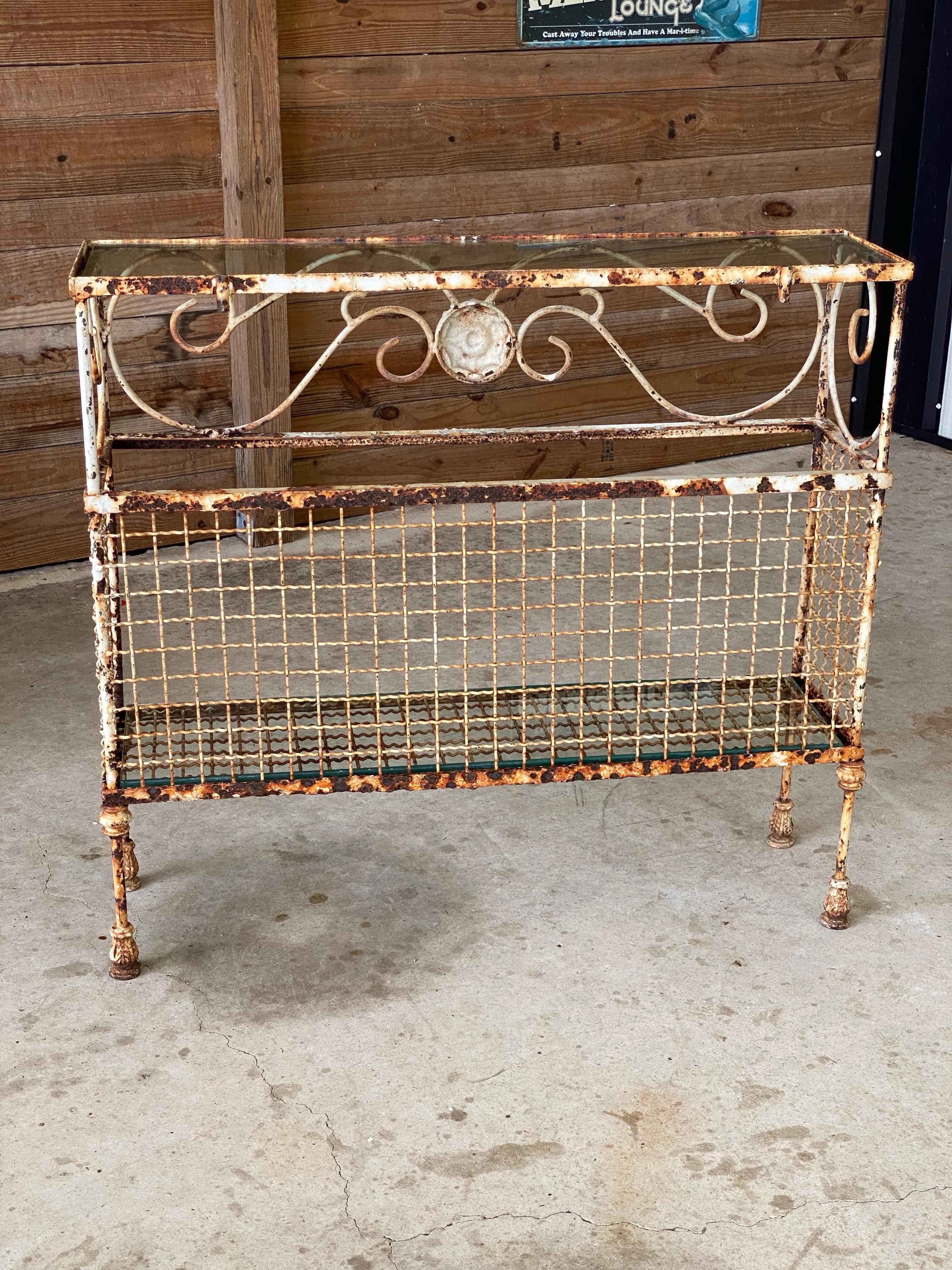 Fer forgé Console en fer forgé français du début du XXe siècle Tablettes en verre et motif d'Acanthus en vente