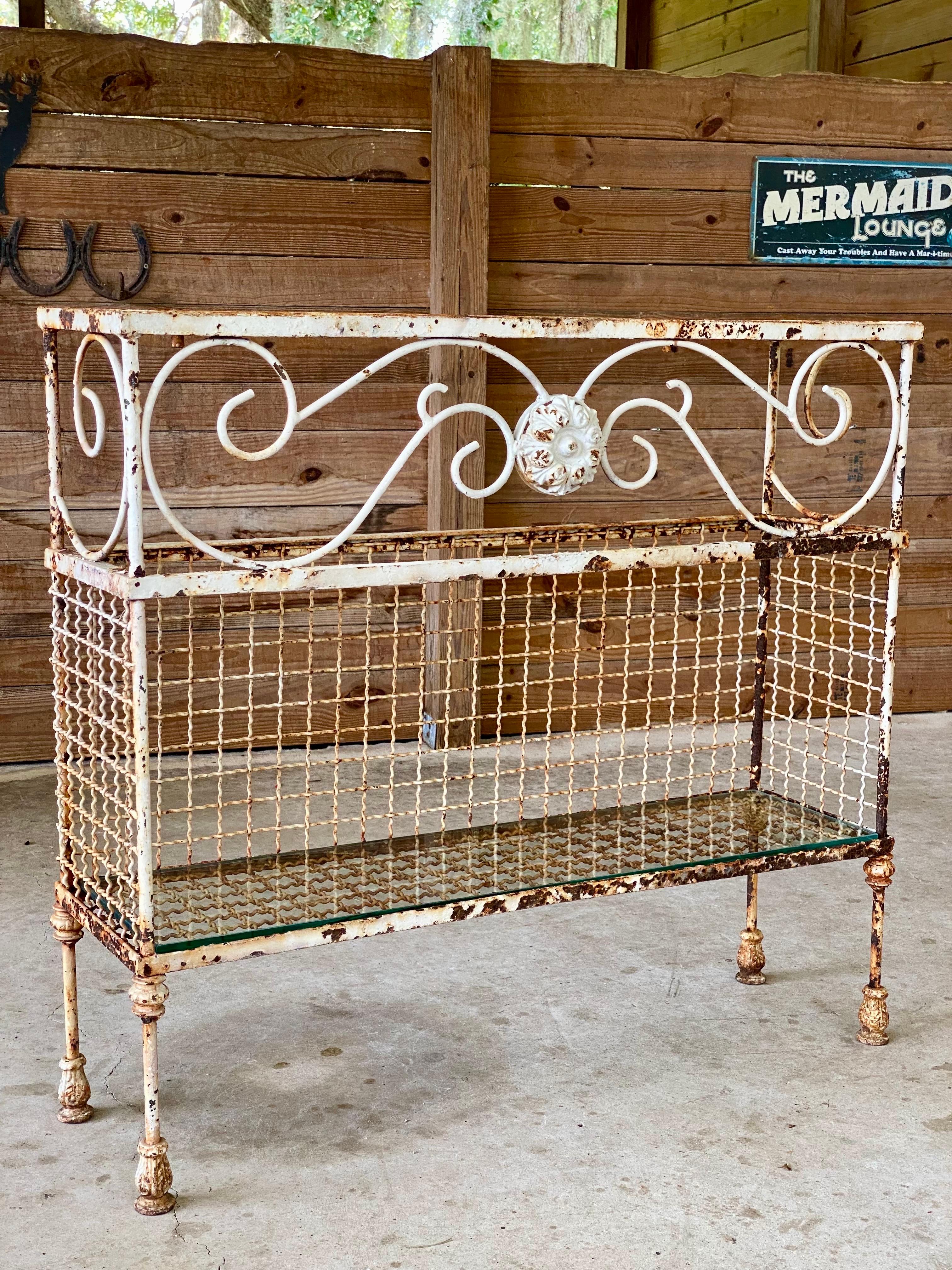 Console en fer forgé français du début du XXe siècle Tablettes en verre et motif d'Acanthus en vente 1