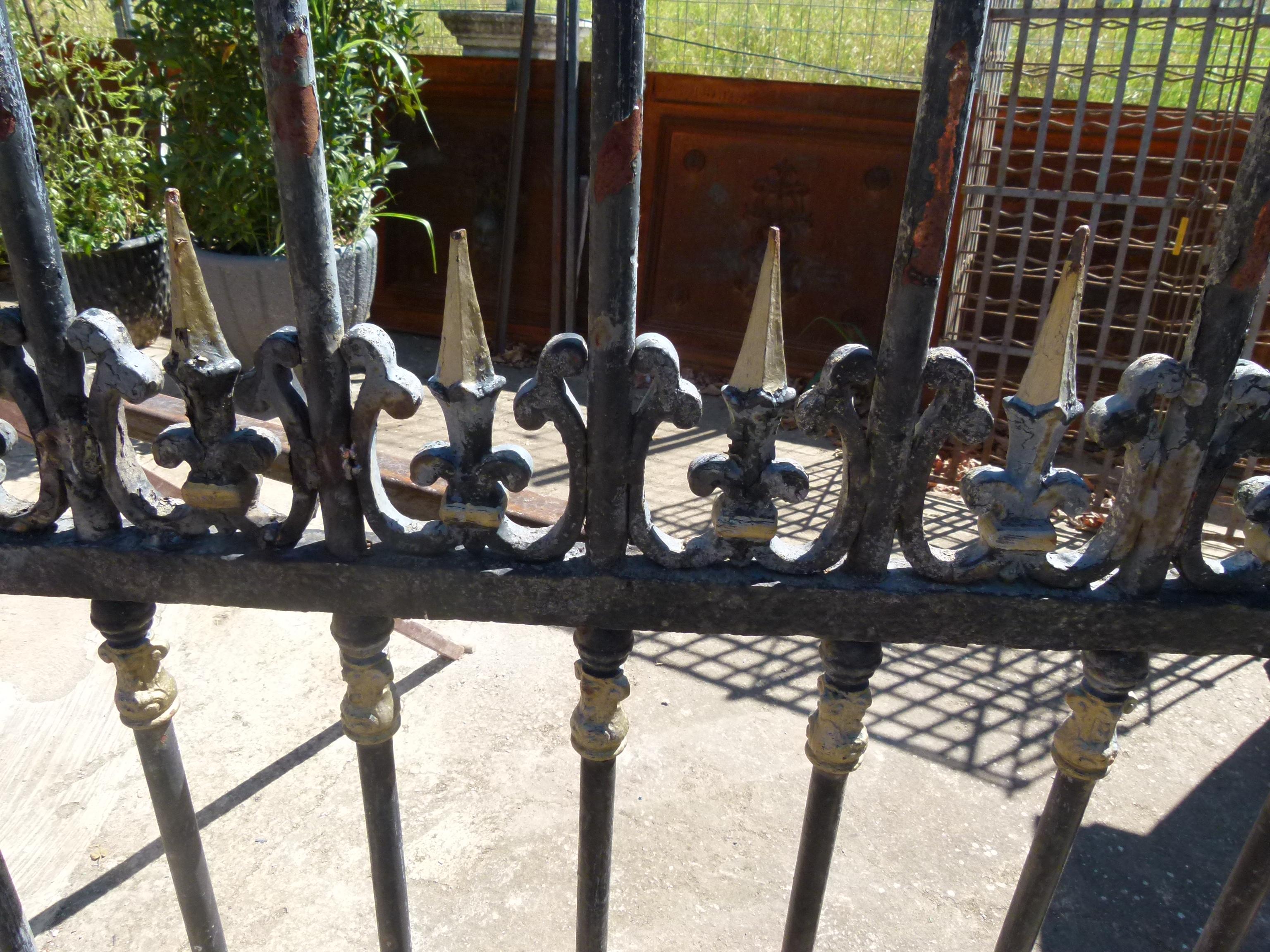 Early 20th Century French Wrought Iron Garden Gate In Good Condition In Vulpellac, Girona