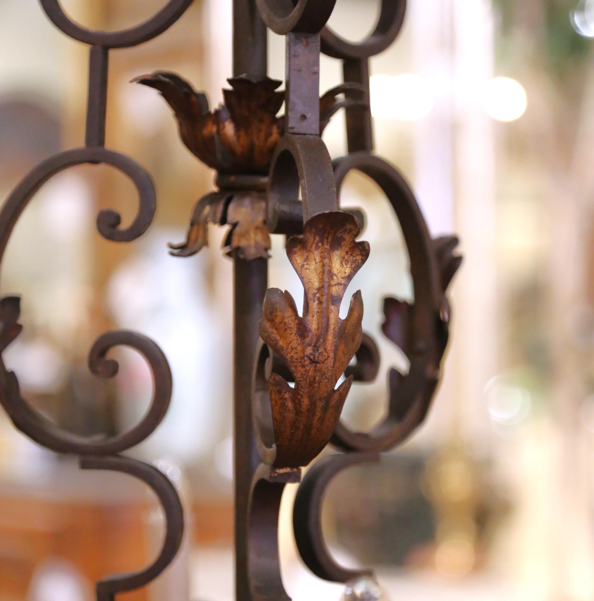 Lampadario a sei luci in ferro battuto dei primi del Novecento francese con foglie dorate in vendita 3