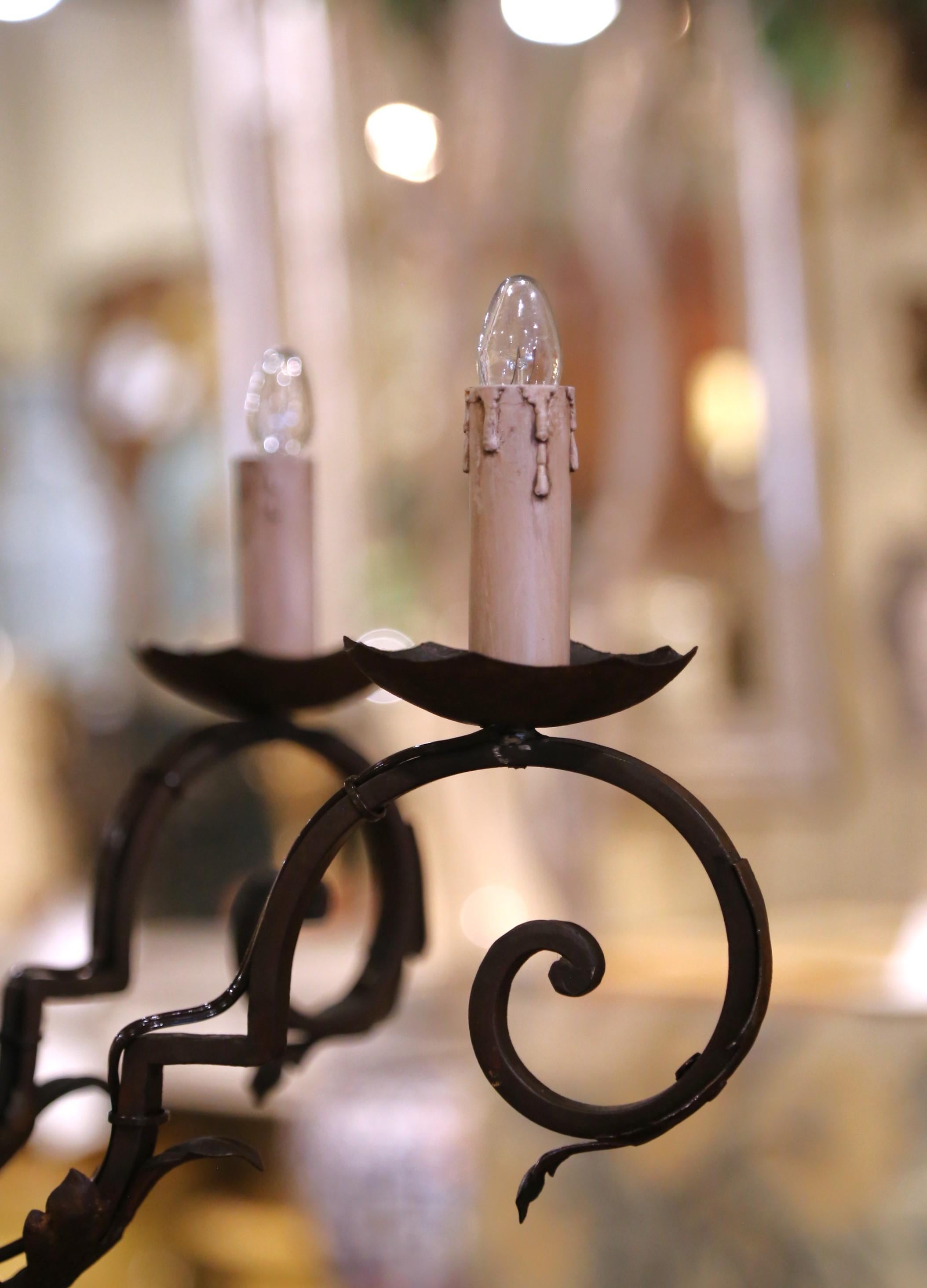 Lampadario a sei luci in ferro battuto dei primi del Novecento francese con foglie dorate in vendita 4