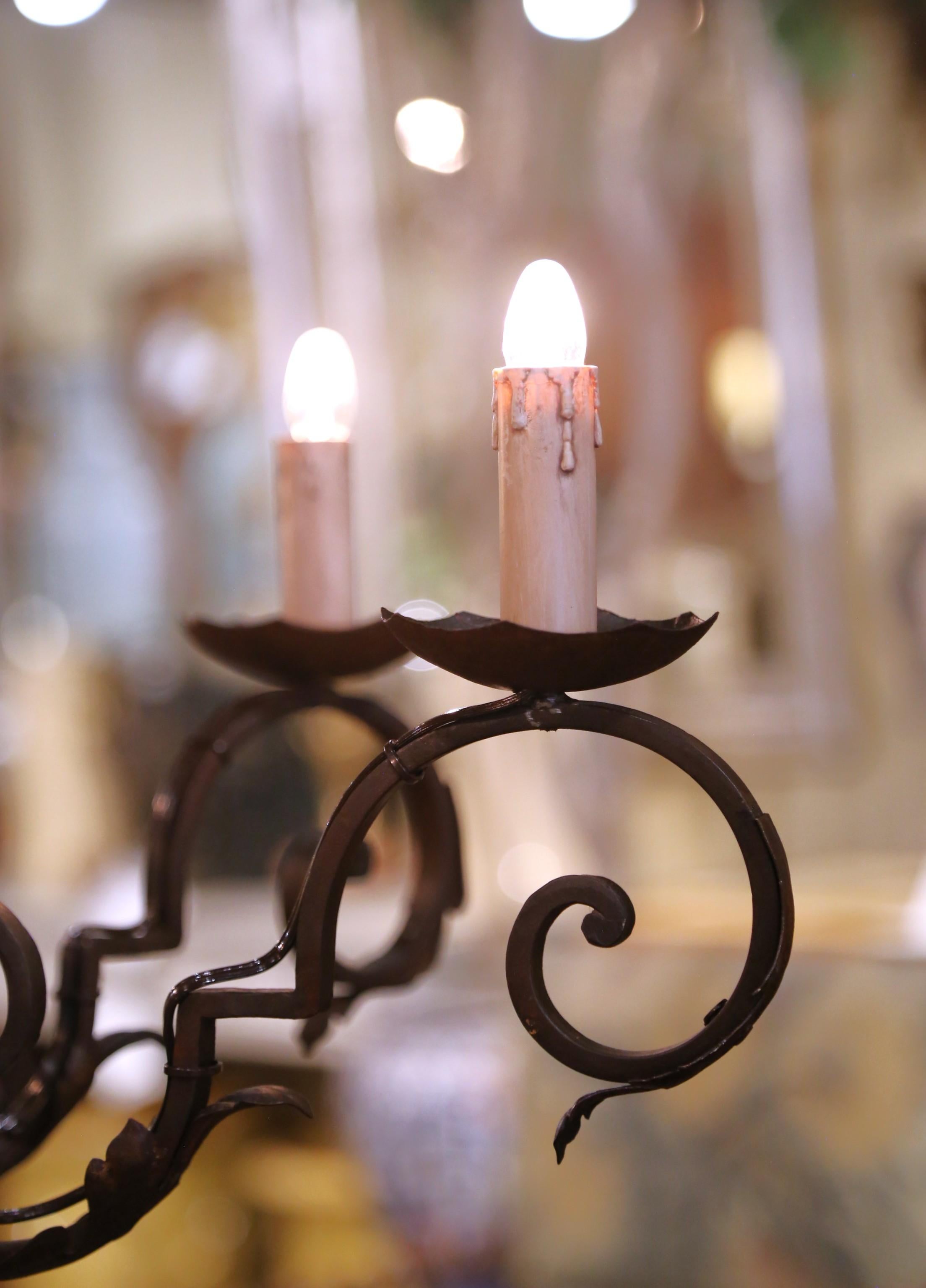 Lampadario a sei luci in ferro battuto dei primi del Novecento francese con foglie dorate in vendita 5