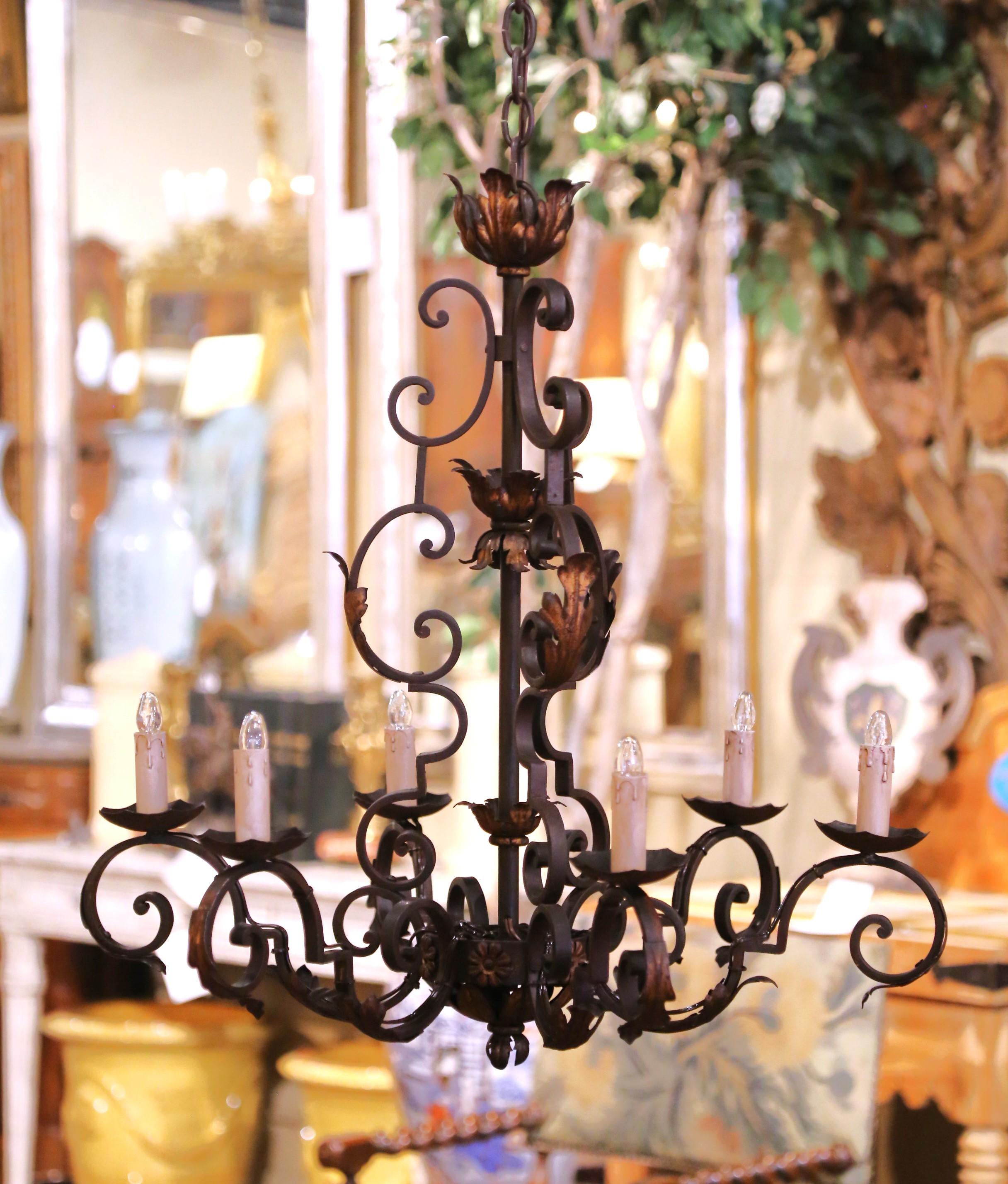 Francese Lampadario a sei luci in ferro battuto dei primi del Novecento francese con foglie dorate in vendita