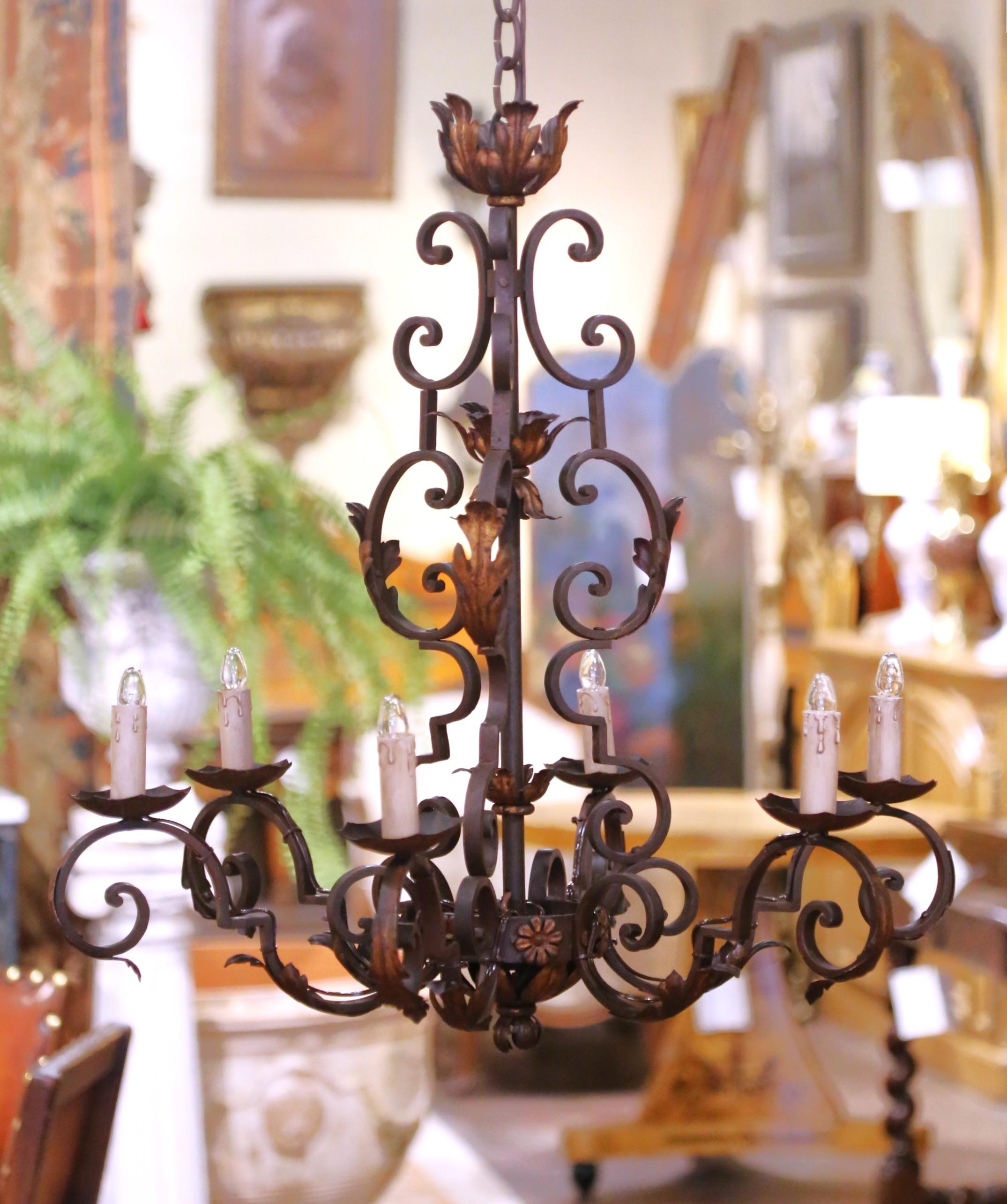 Fatto a mano Lampadario a sei luci in ferro battuto dei primi del Novecento francese con foglie dorate in vendita