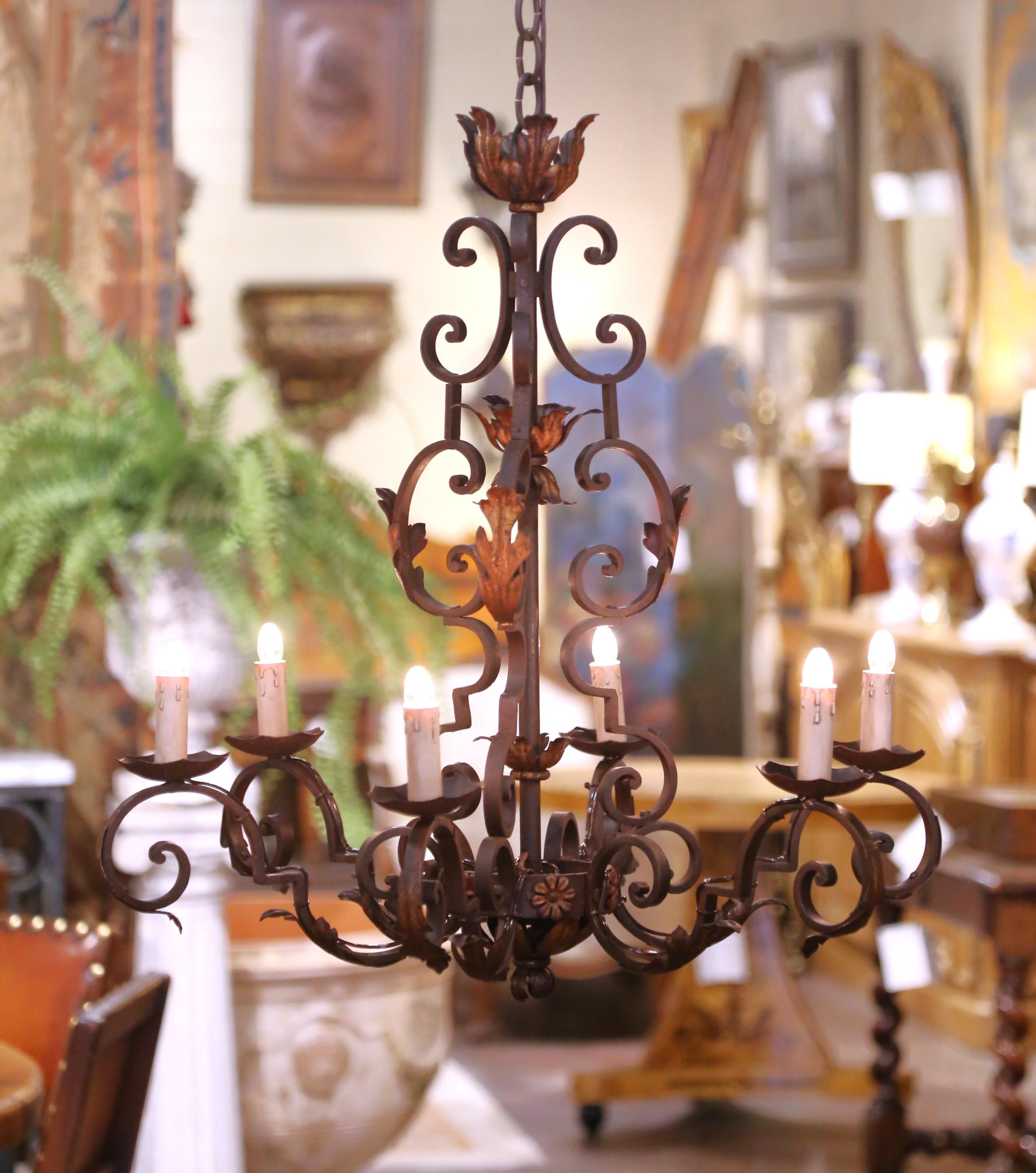 Lampadario a sei luci in ferro battuto dei primi del Novecento francese con foglie dorate In condizioni ottime in vendita a Dallas, TX