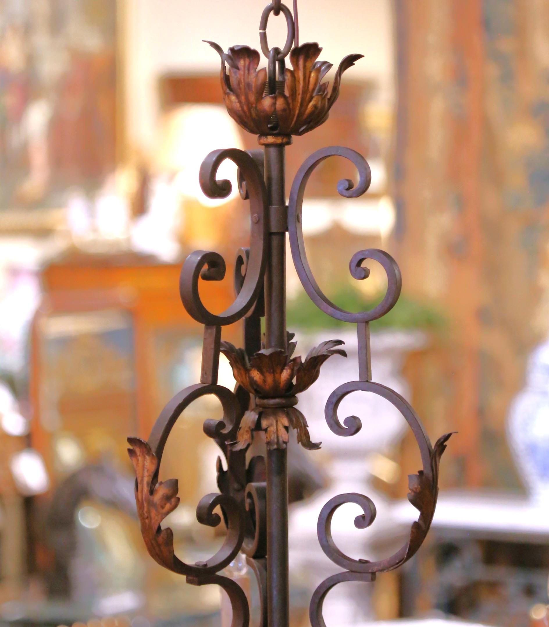 XX secolo Lampadario a sei luci in ferro battuto dei primi del Novecento francese con foglie dorate in vendita