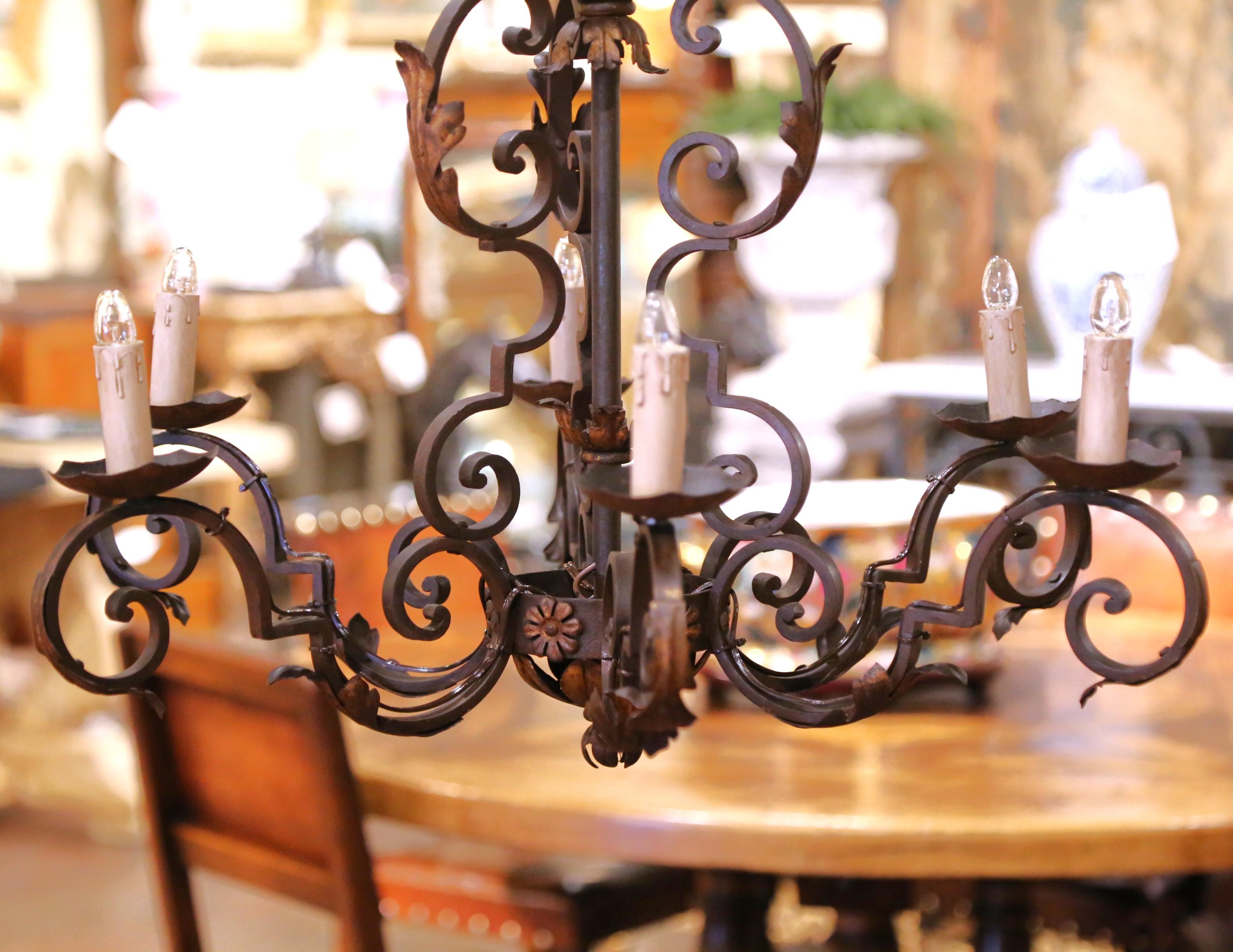 Ferro Lampadario a sei luci in ferro battuto dei primi del Novecento francese con foglie dorate in vendita