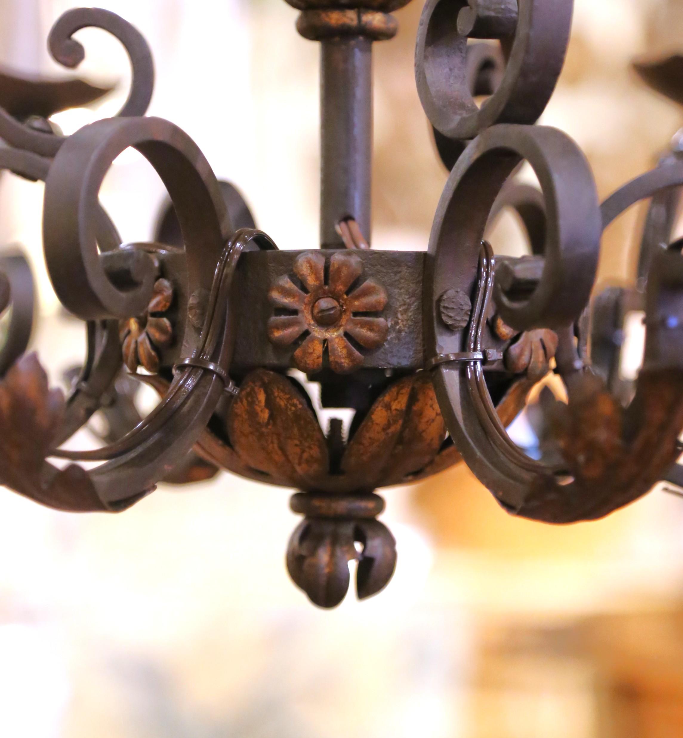 Lampadario a sei luci in ferro battuto dei primi del Novecento francese con foglie dorate in vendita 1