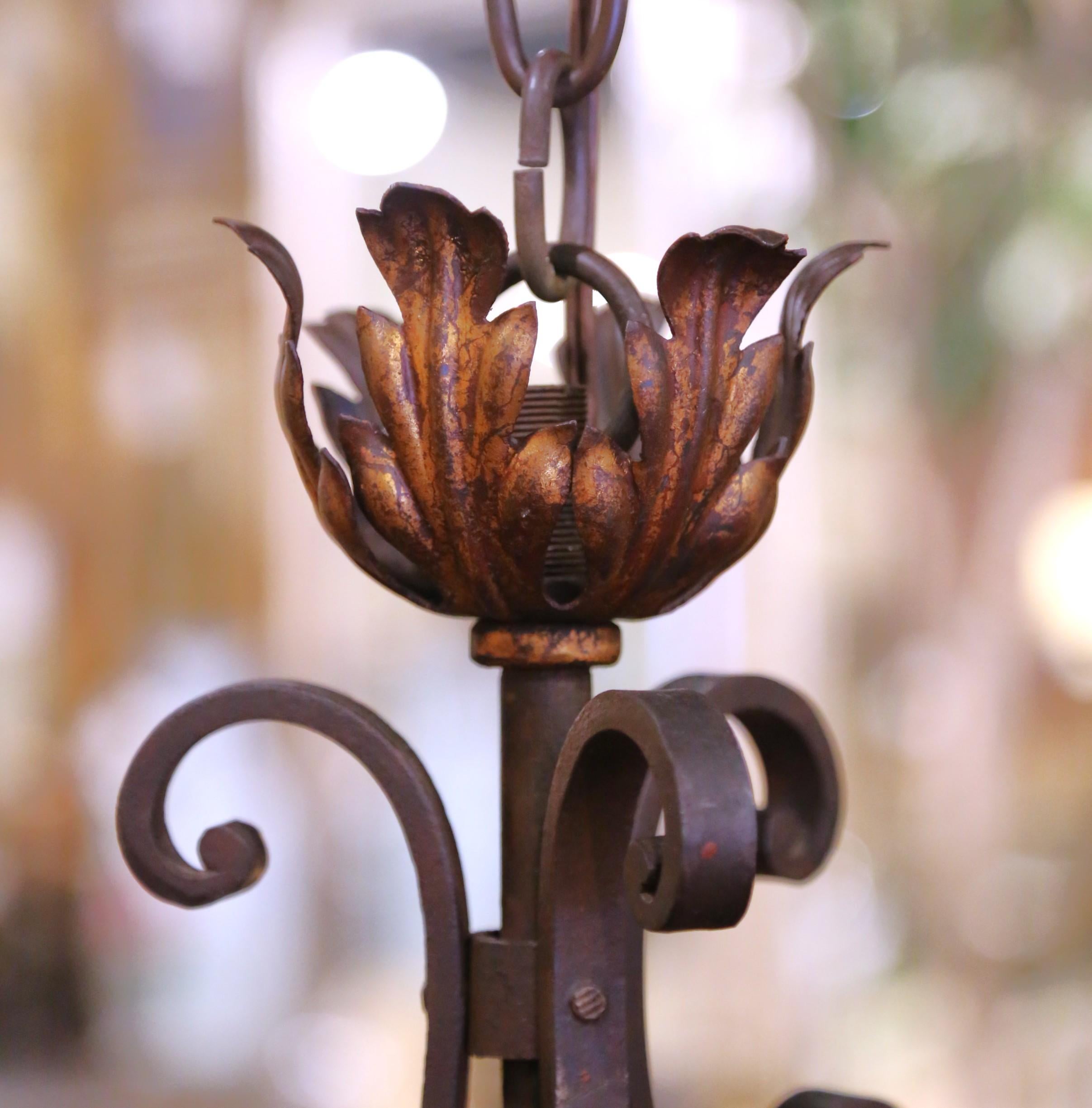 Lampadario a sei luci in ferro battuto dei primi del Novecento francese con foglie dorate in vendita 2