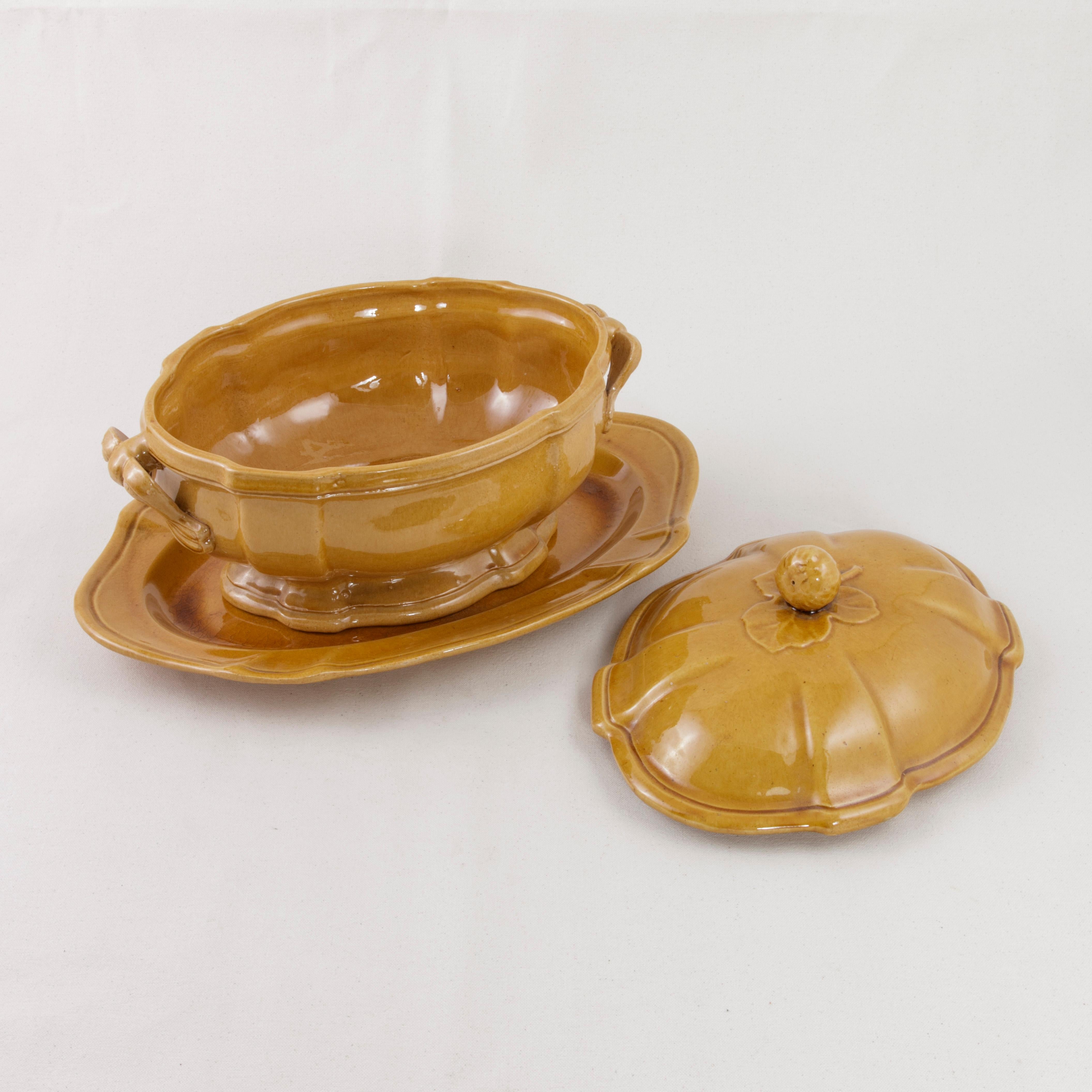 Early 20th Century French Yellow Faience Soup Tureen, Lid and Platter, Provence 2