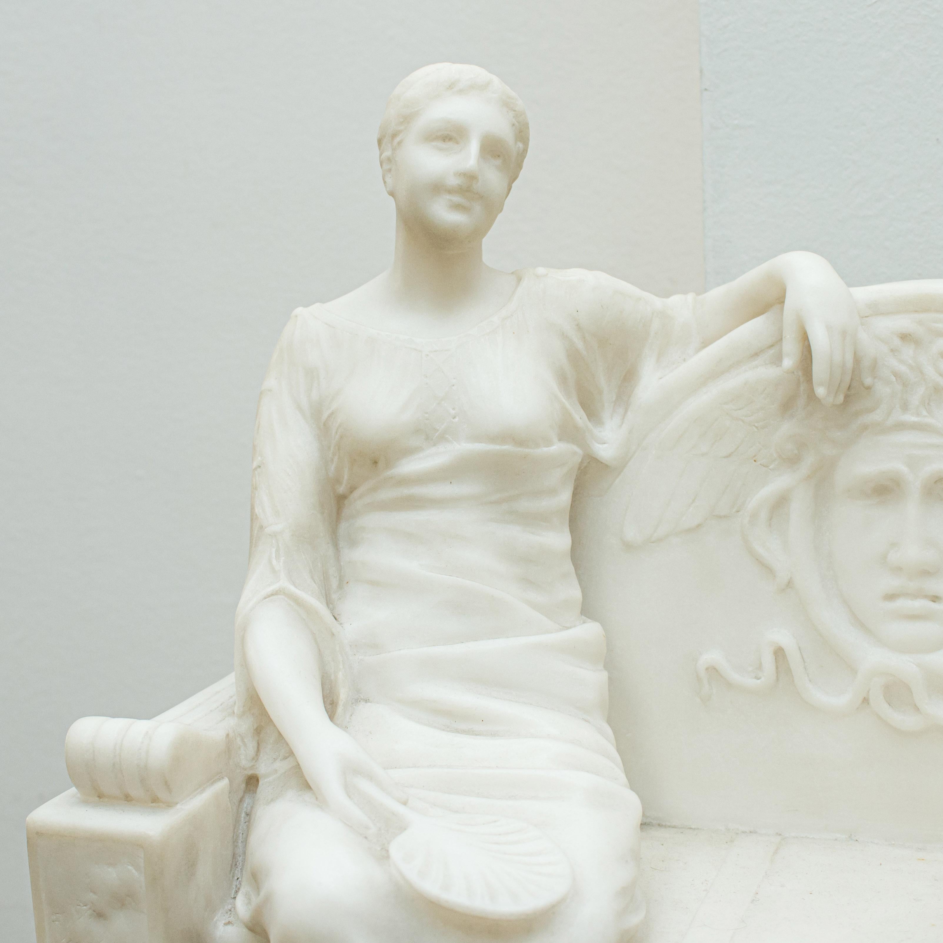 Sculpté à la main Début du 20e siècle Scène galante avec Citadelle Sculpture en marbre blanc et vert en vente