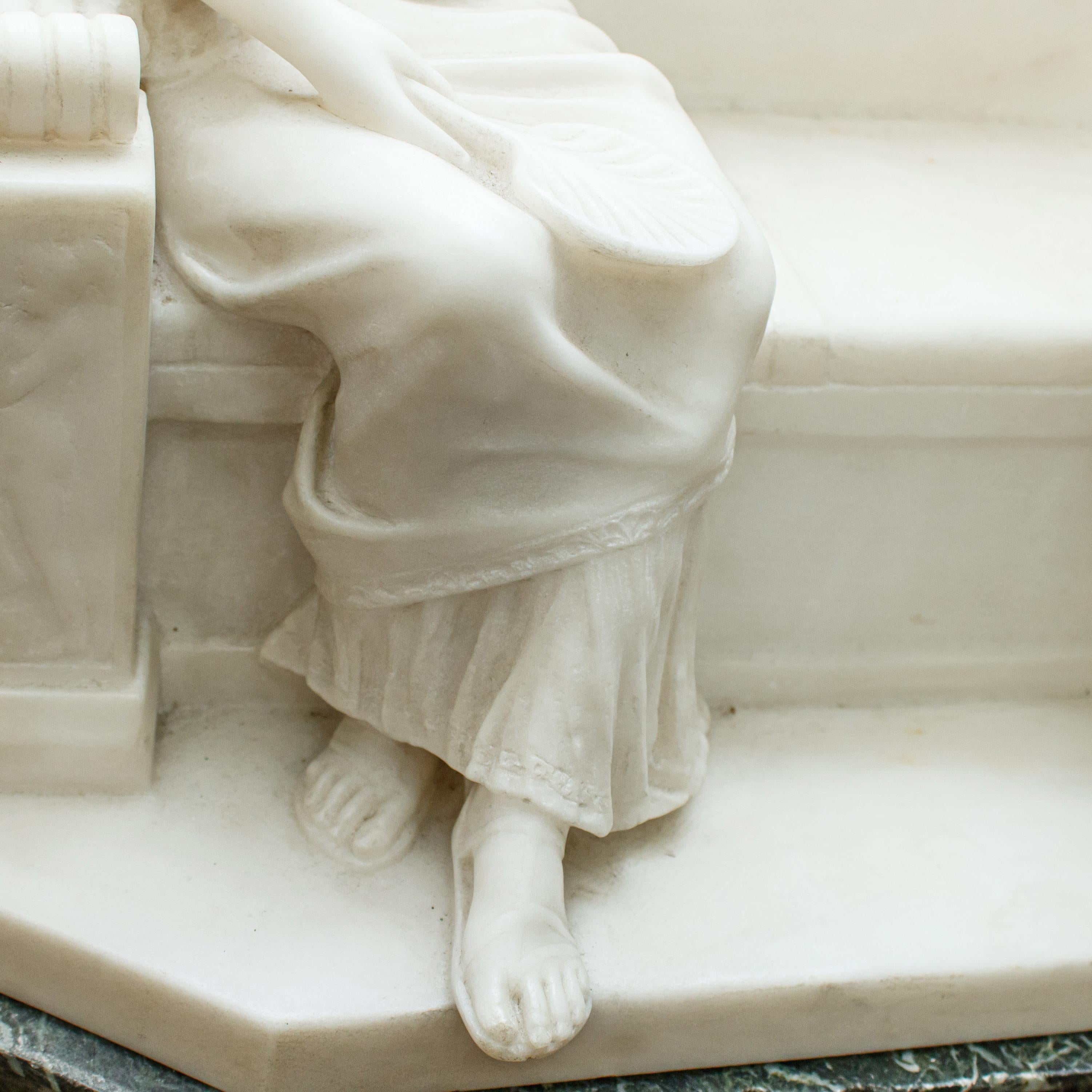20ième siècle Début du 20e siècle Scène galante avec Citadelle Sculpture en marbre blanc et vert en vente