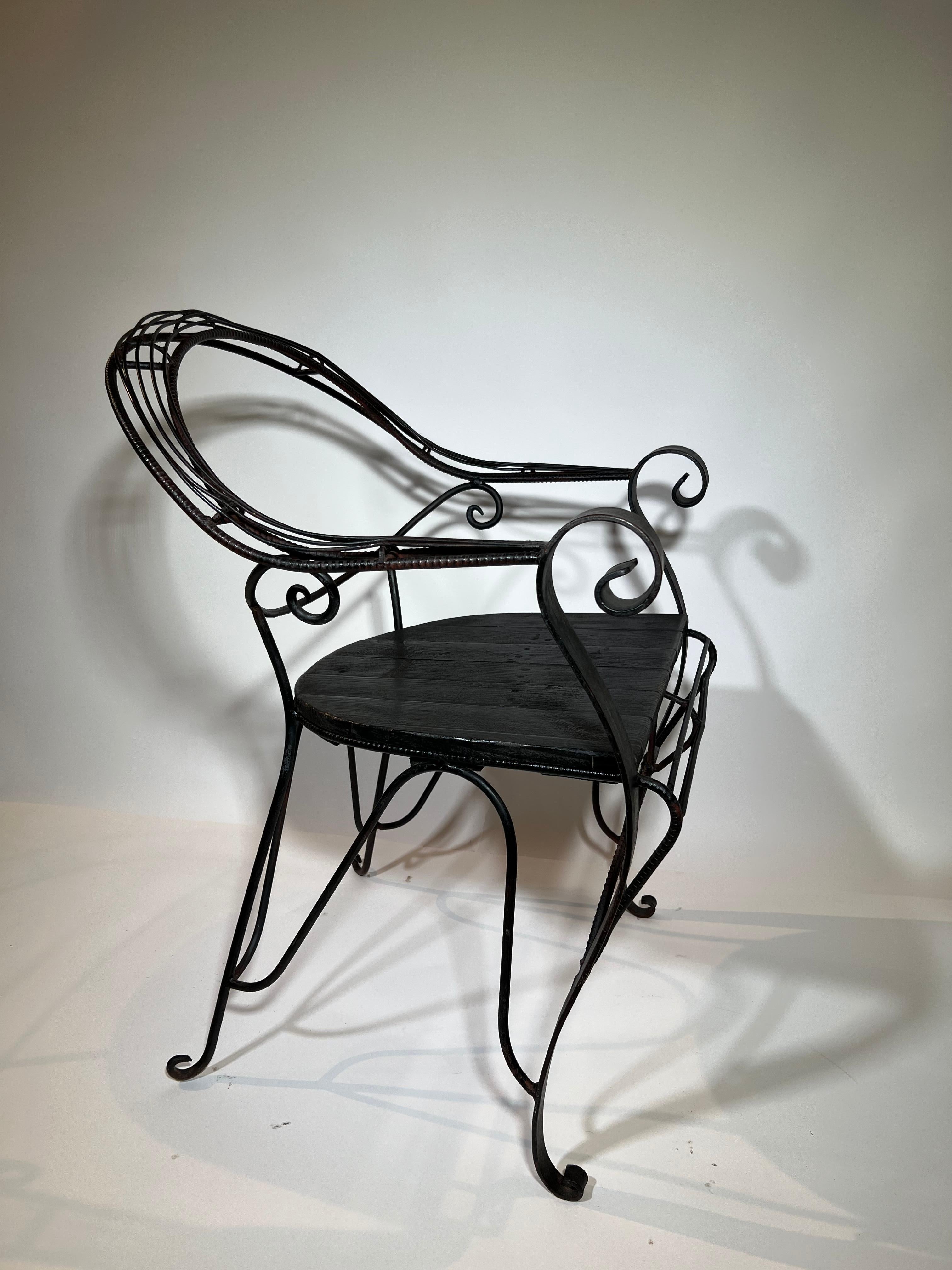 Charmante chaise de jardin du sud de la France, datant du début du 20e siècle. Construit en fer peint bien patiné et avec un siège en bois. Une superbe pièce d'accent pour tout jardin ou intérieur.