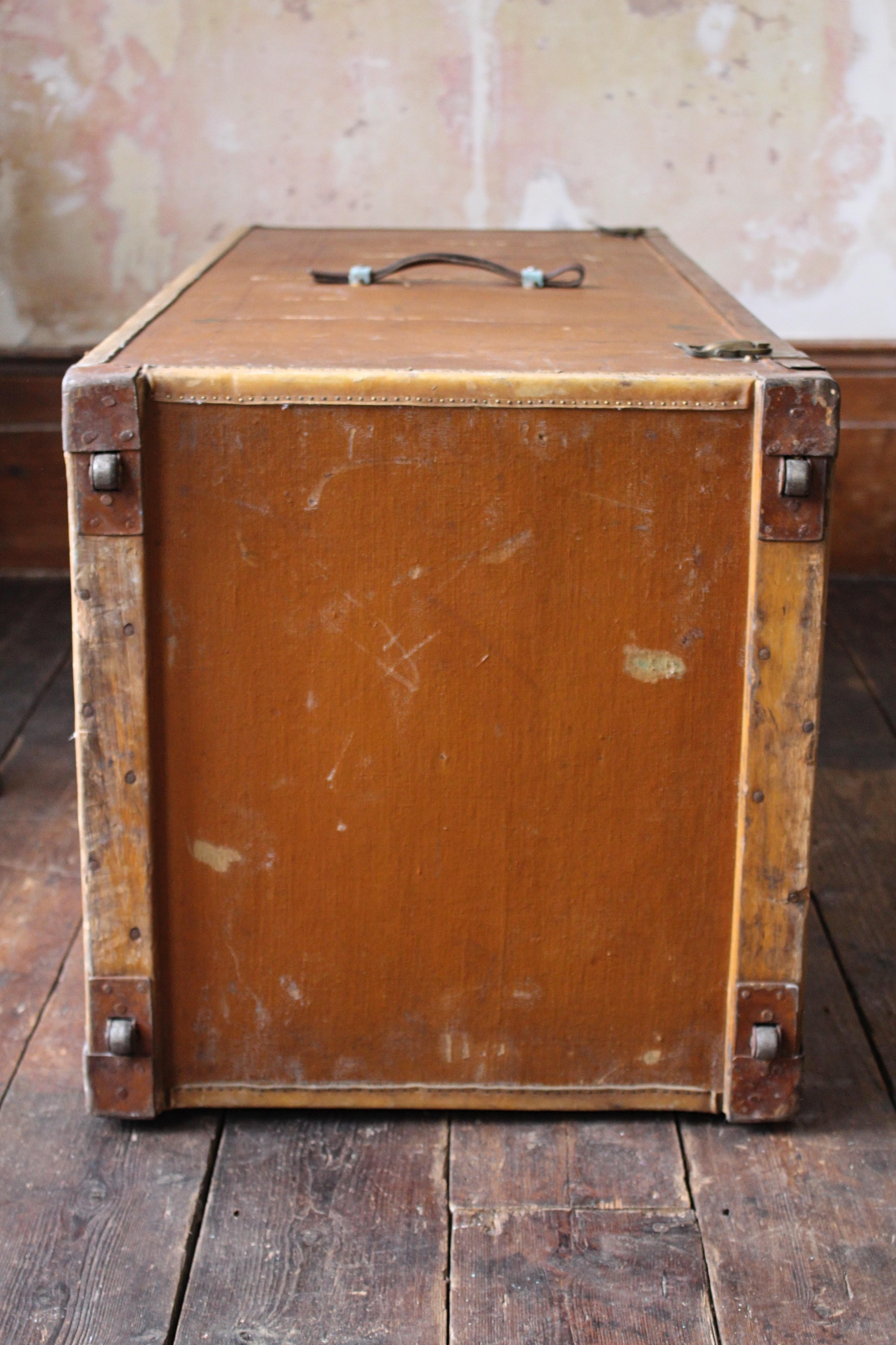 Early 20th Century Gentleman's Travelling Streamer Trunk Wardrobe Luggage  For Sale 9