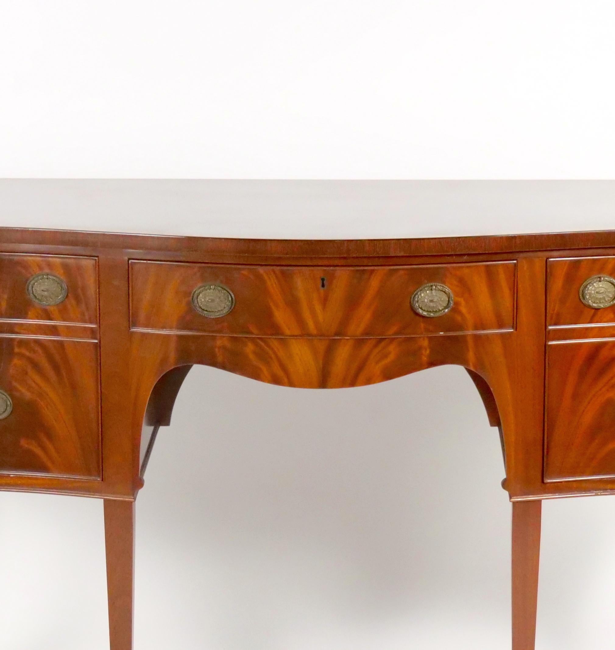 Early 20th Century George III Flame Mahogany Serpentine Sideboard / Server In Good Condition For Sale In Tarry Town, NY