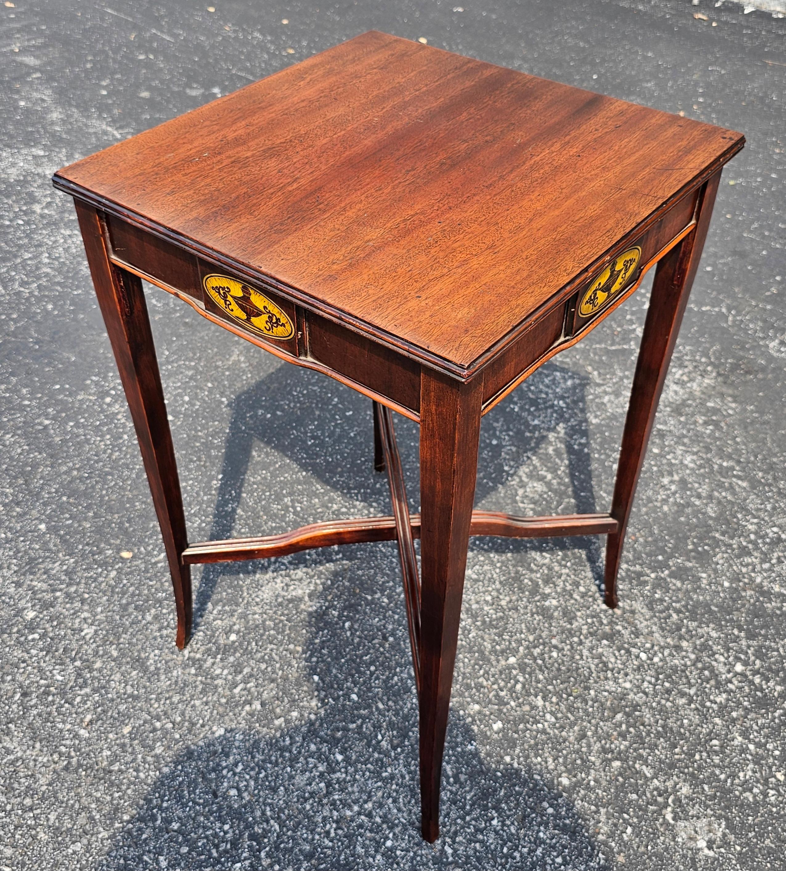 Table carrée en acajou marqueté de style George III du début du 20e siècle, avec finition sur tous les côtés. Mesure 18