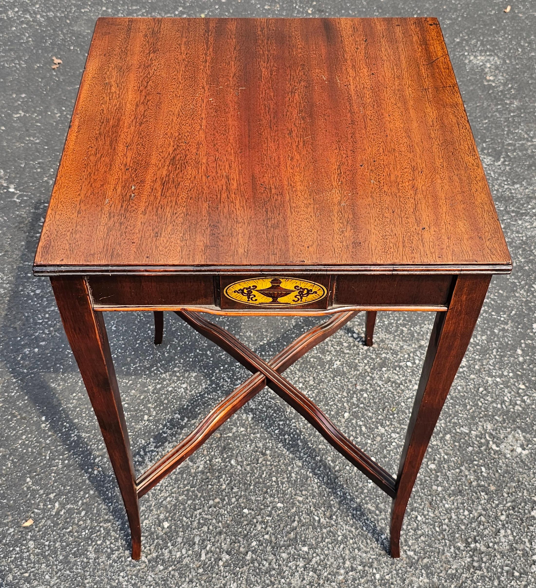 Américain Table carrée en acajou incrusté de style George III du début du 20e siècle en vente