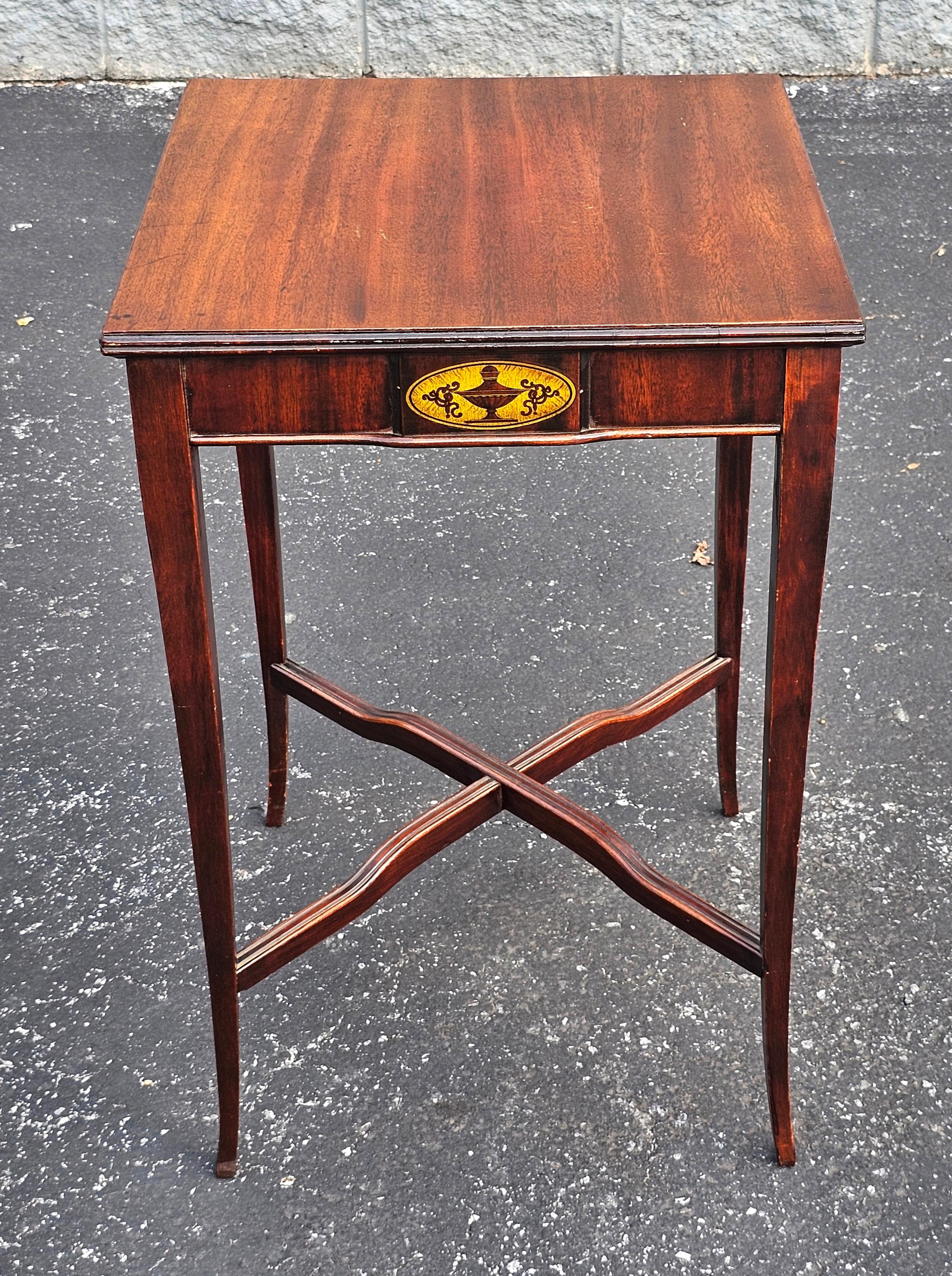 Table carrée en acajou incrusté de style George III du début du 20e siècle Bon état - En vente à Germantown, MD