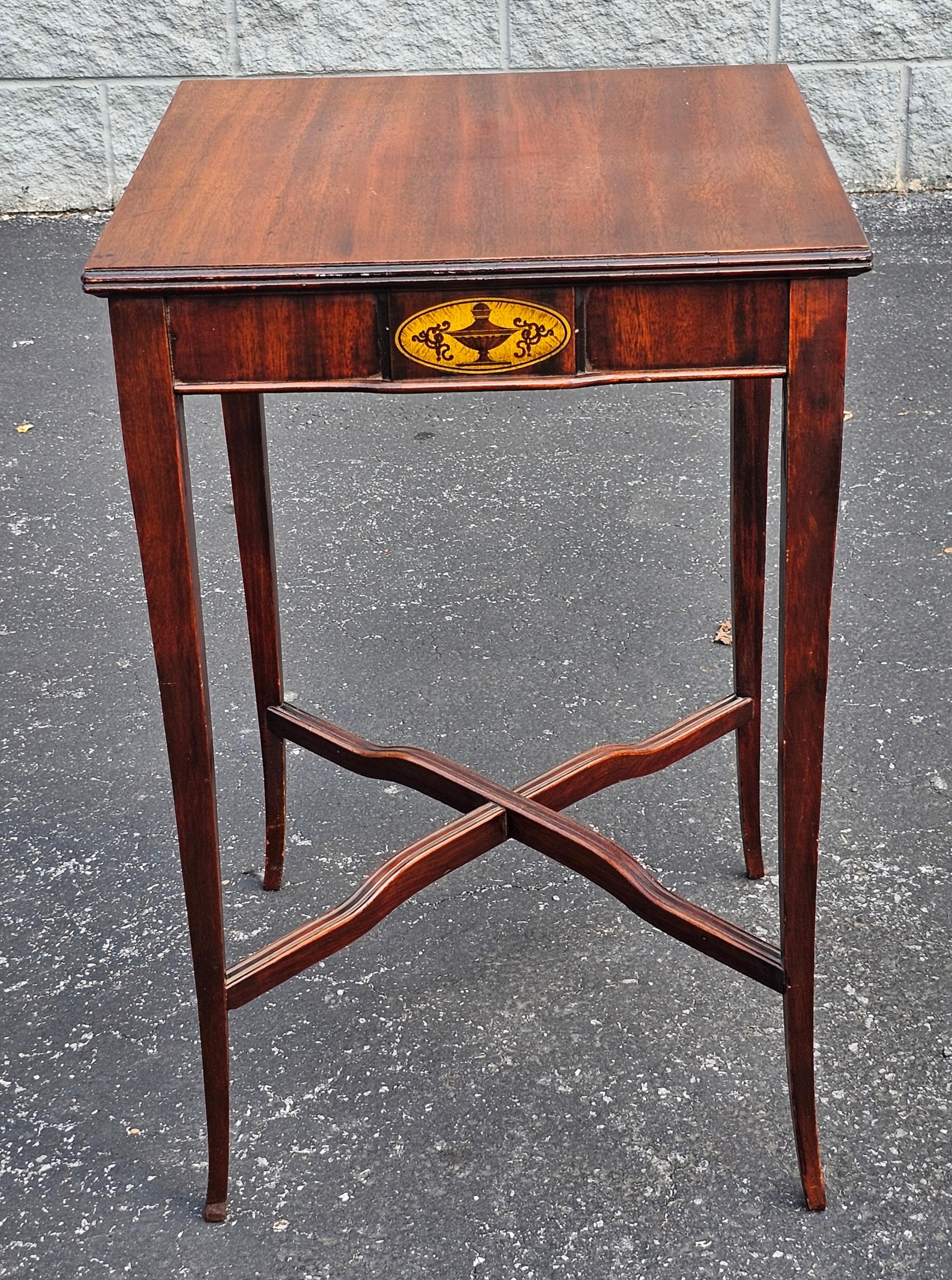 20ième siècle Table carrée en acajou incrusté de style George III du début du 20e siècle en vente