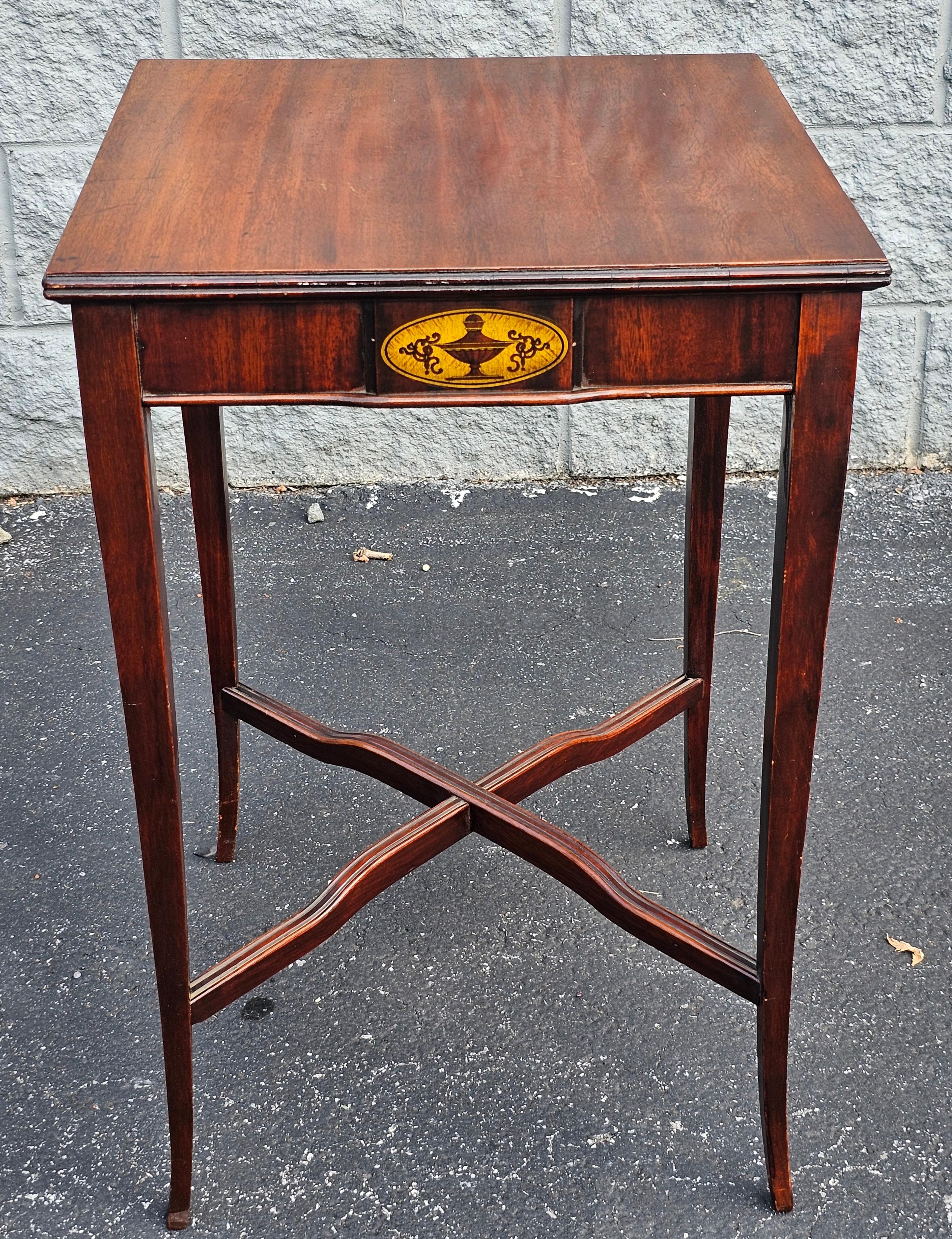 Acajou Table carrée en acajou incrusté de style George III du début du 20e siècle en vente