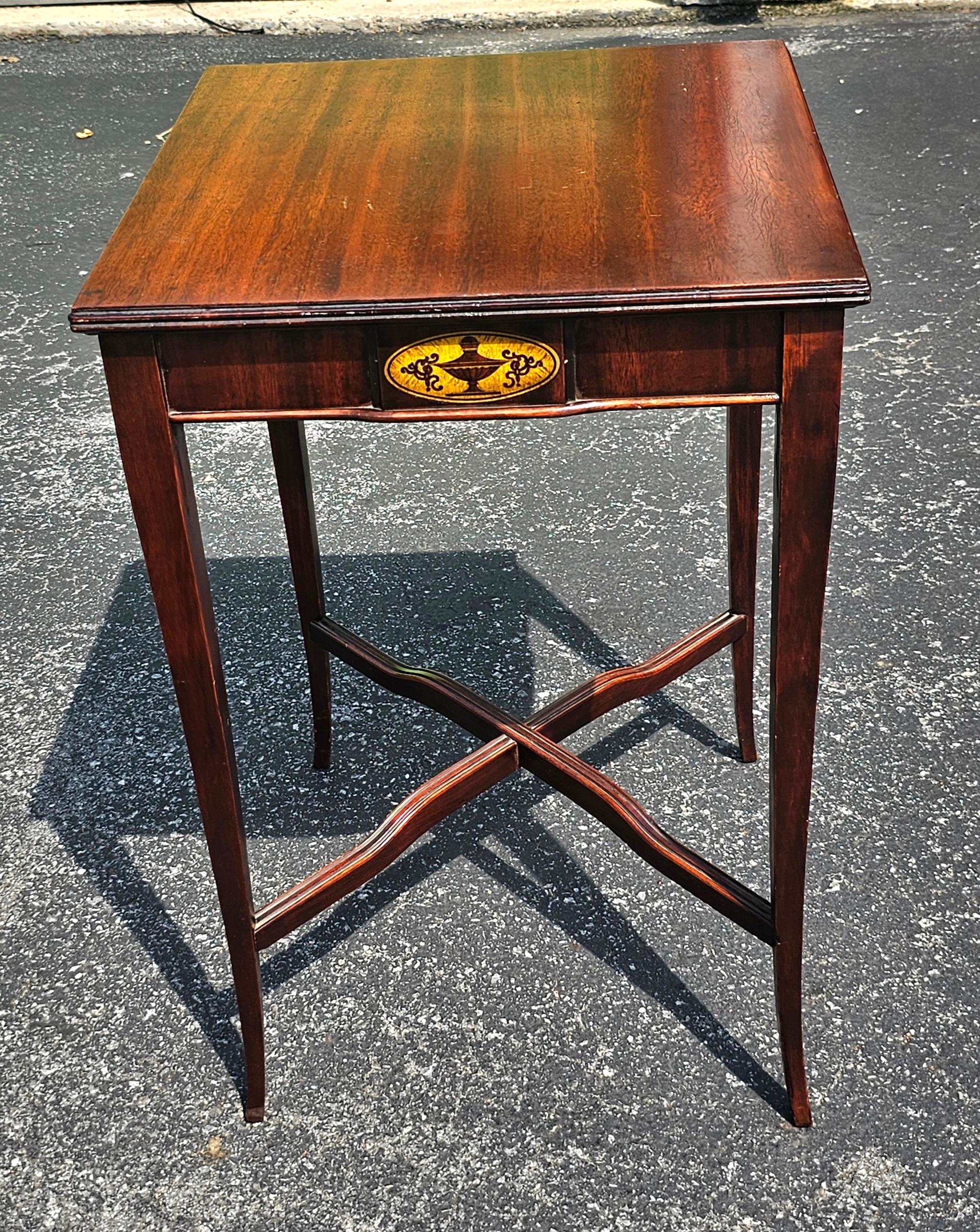 Table carrée en acajou incrusté de style George III du début du 20e siècle en vente 1