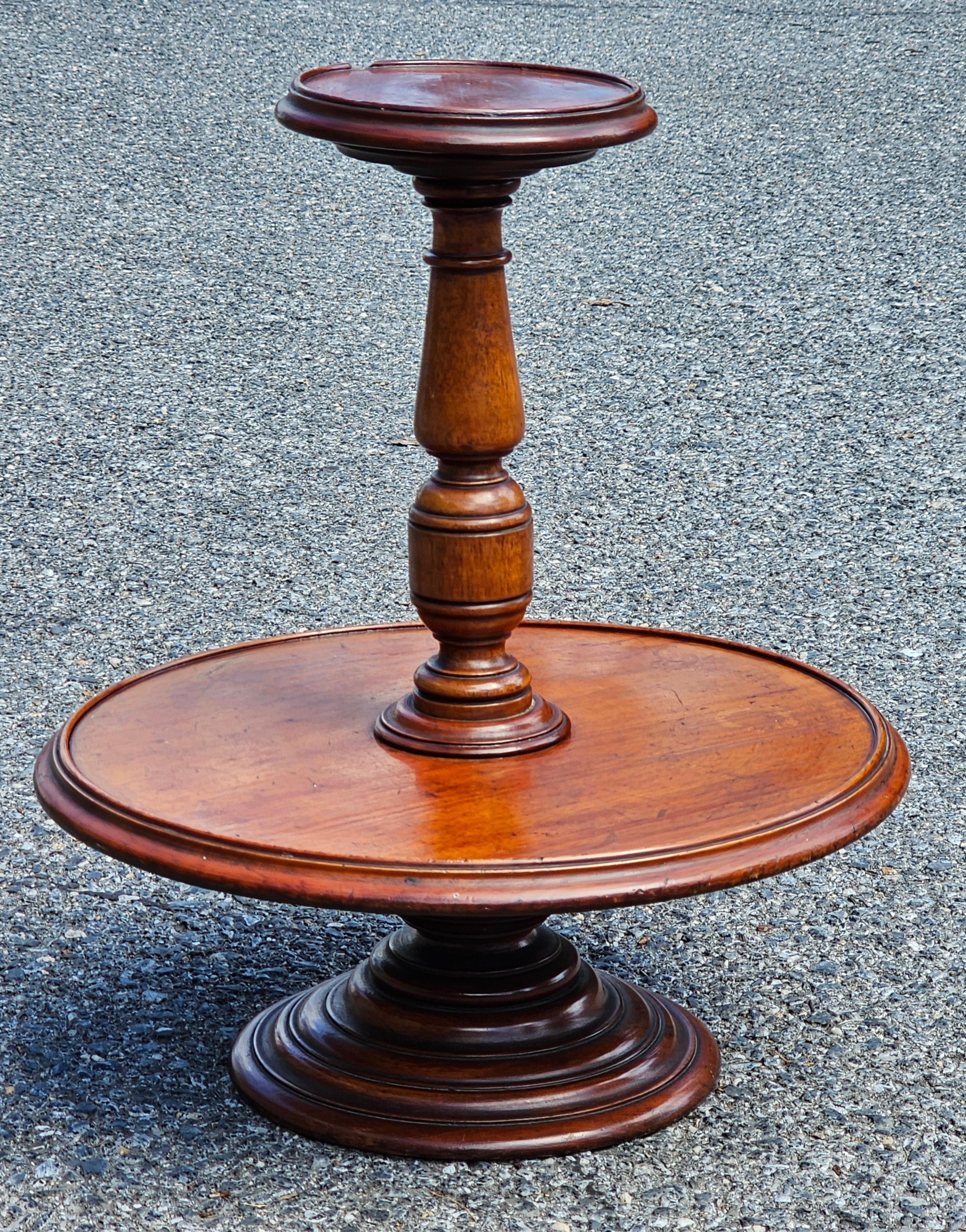 Montaplatos de dos pisos de caoba estilo Jorge III de principios del siglo XX en venta 4