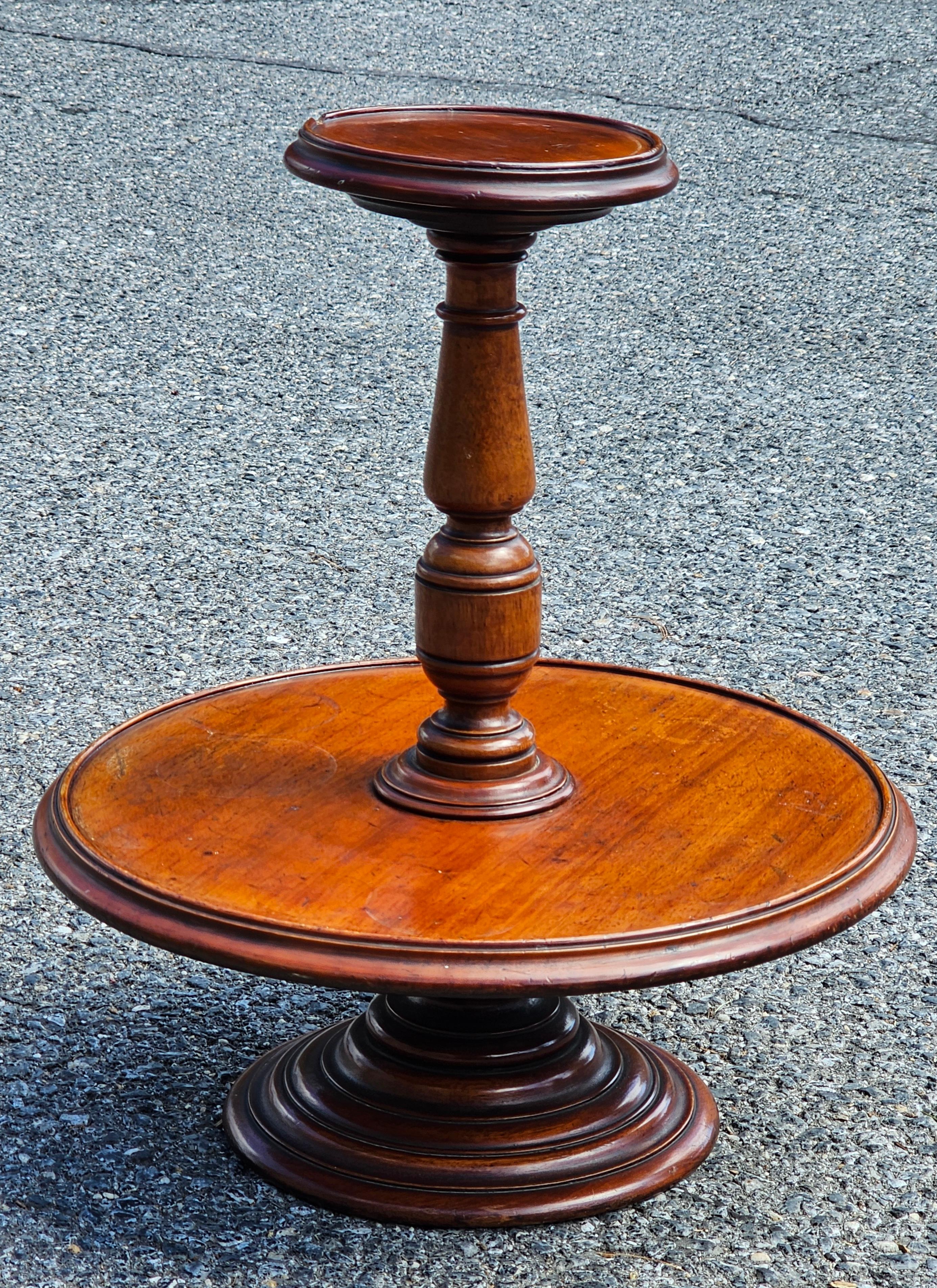 Montaplatos de dos pisos de caoba estilo Jorge III de principios del siglo XX en venta 5