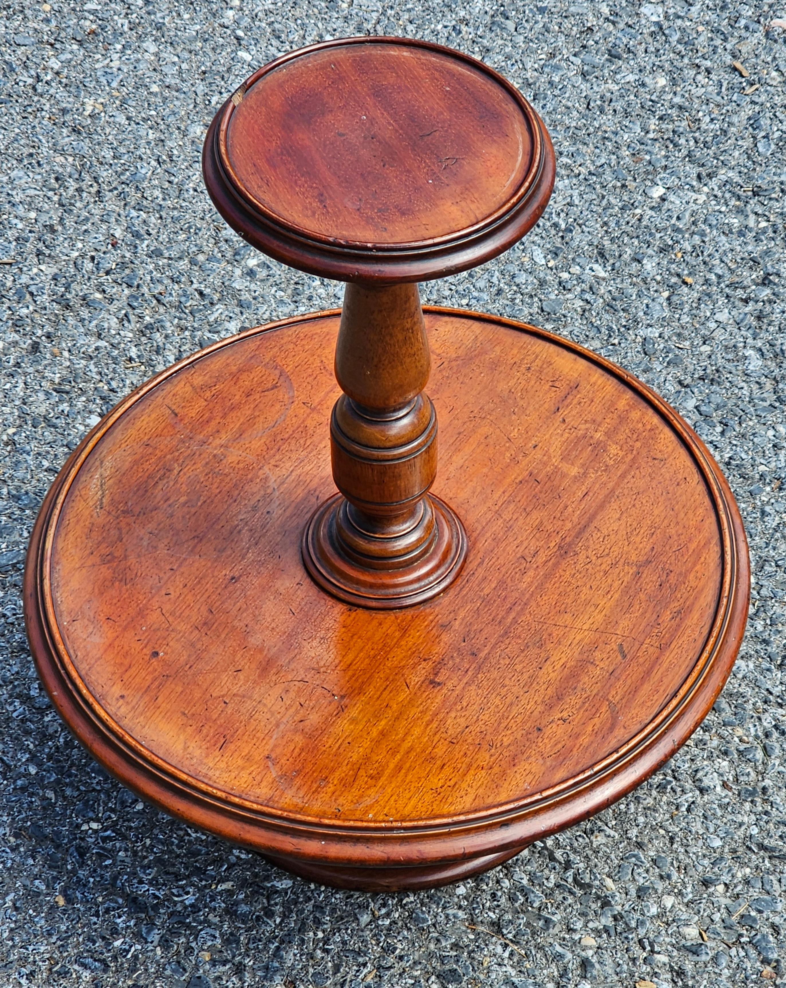 Montaplatos de dos pisos de caoba estilo Jorge III de principios del siglo XX en venta 6