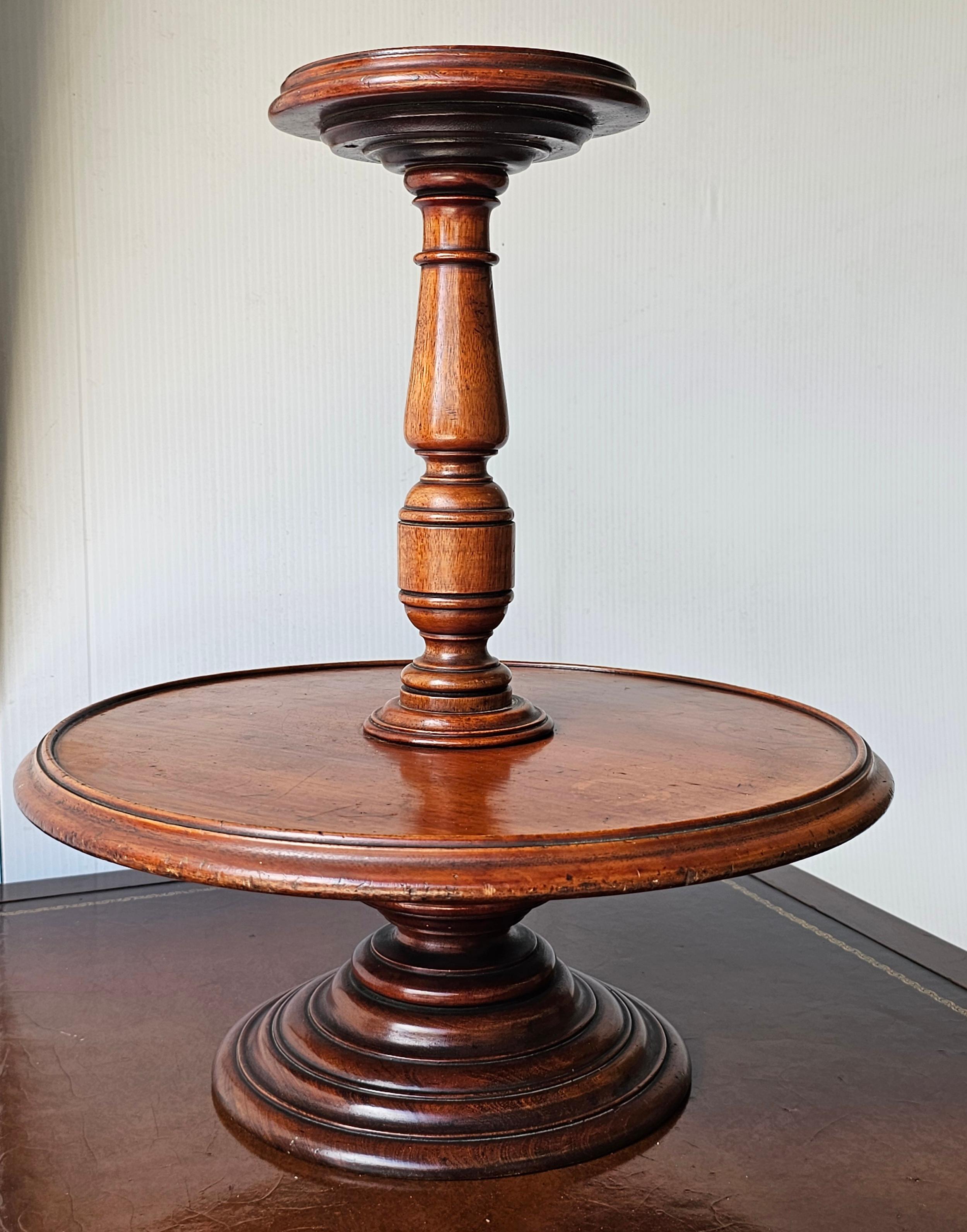 Montaplatos de dos pisos de caoba estilo Jorge III de principios del siglo XX Estadounidense en venta