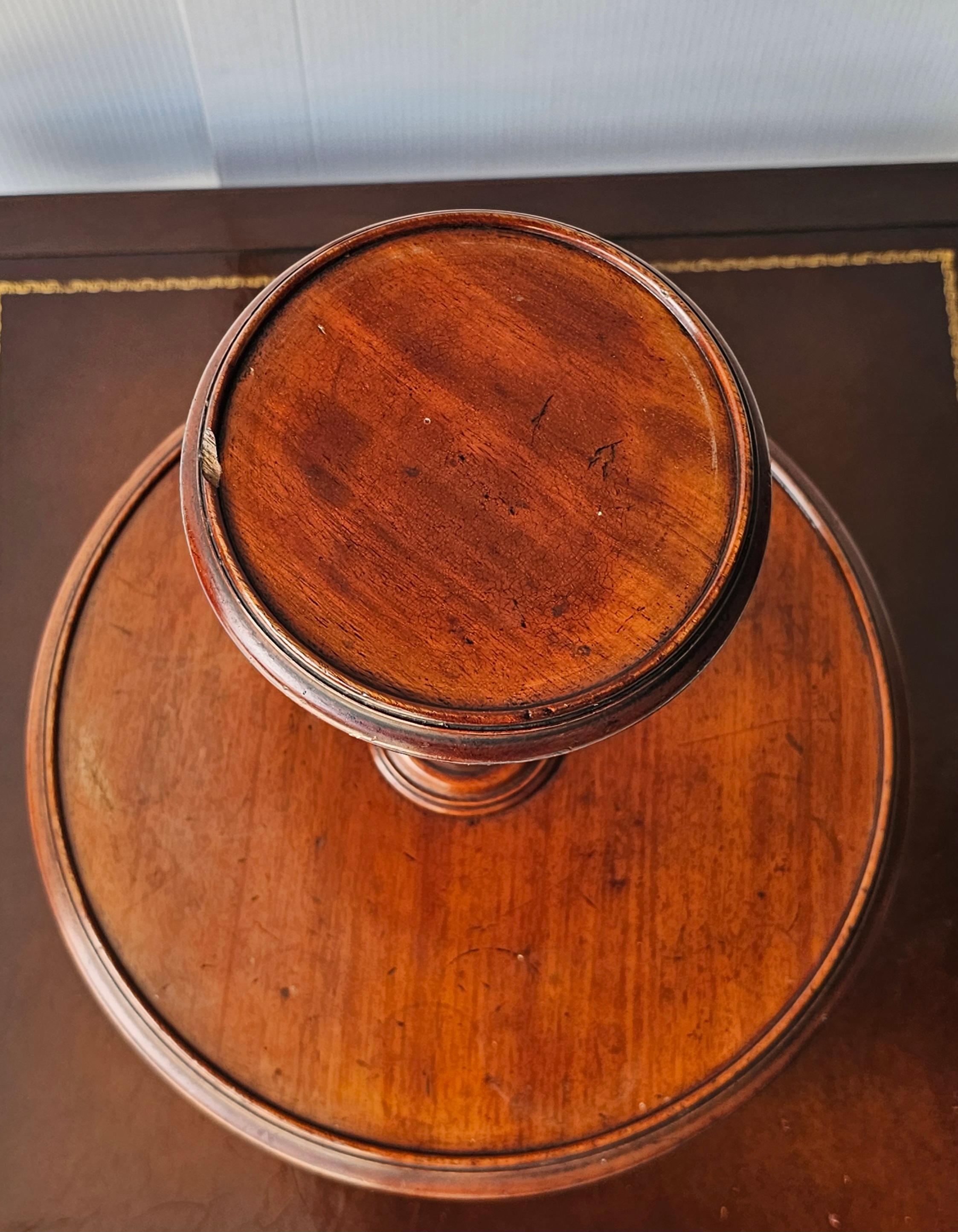 Montaplatos de dos pisos de caoba estilo Jorge III de principios del siglo XX en Bueno estado para la venta en Germantown, MD
