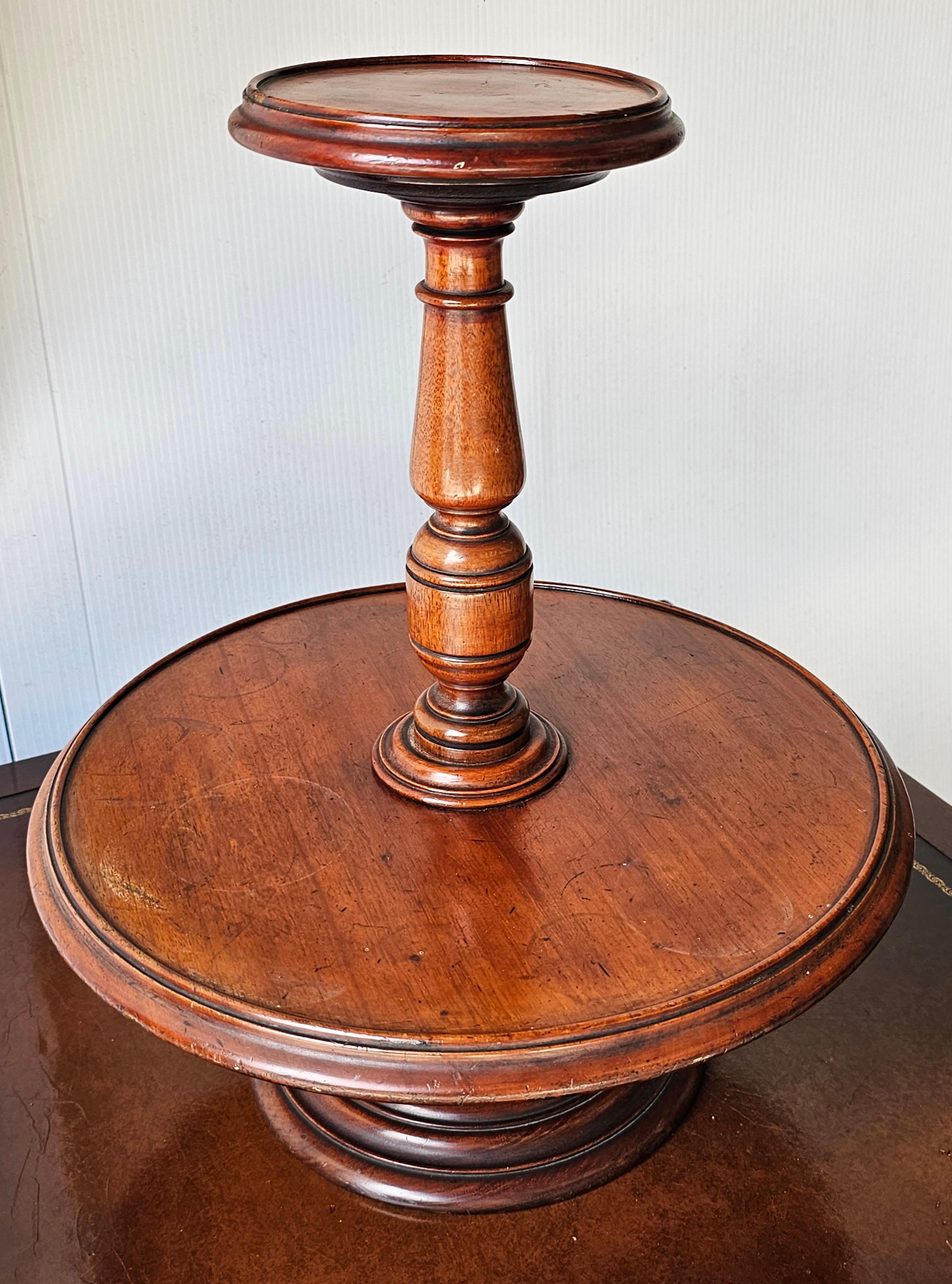 Montaplatos de dos pisos de caoba estilo Jorge III de principios del siglo XX Caoba en venta