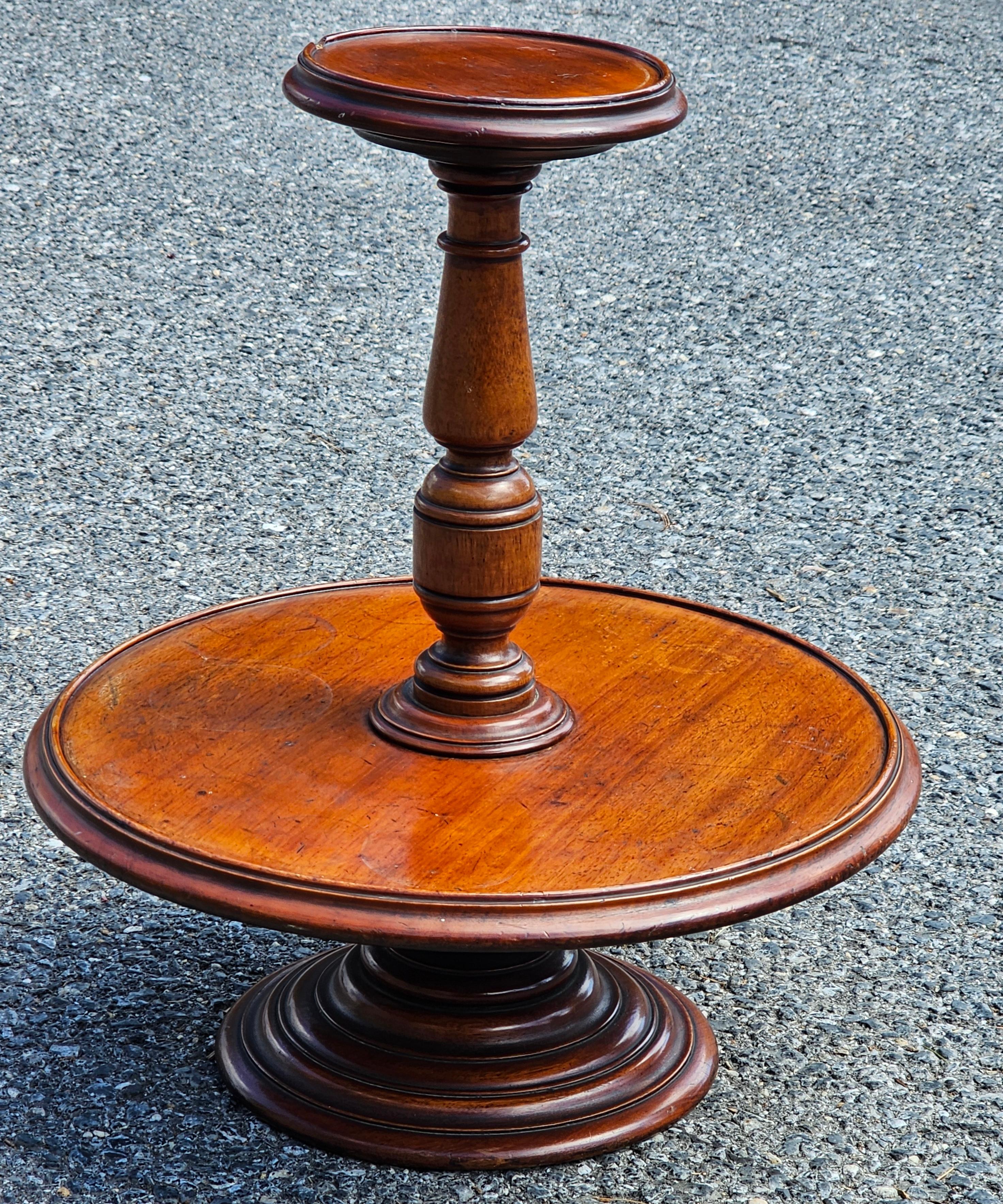 Montaplatos de dos pisos de caoba estilo Jorge III de principios del siglo XX en venta 2