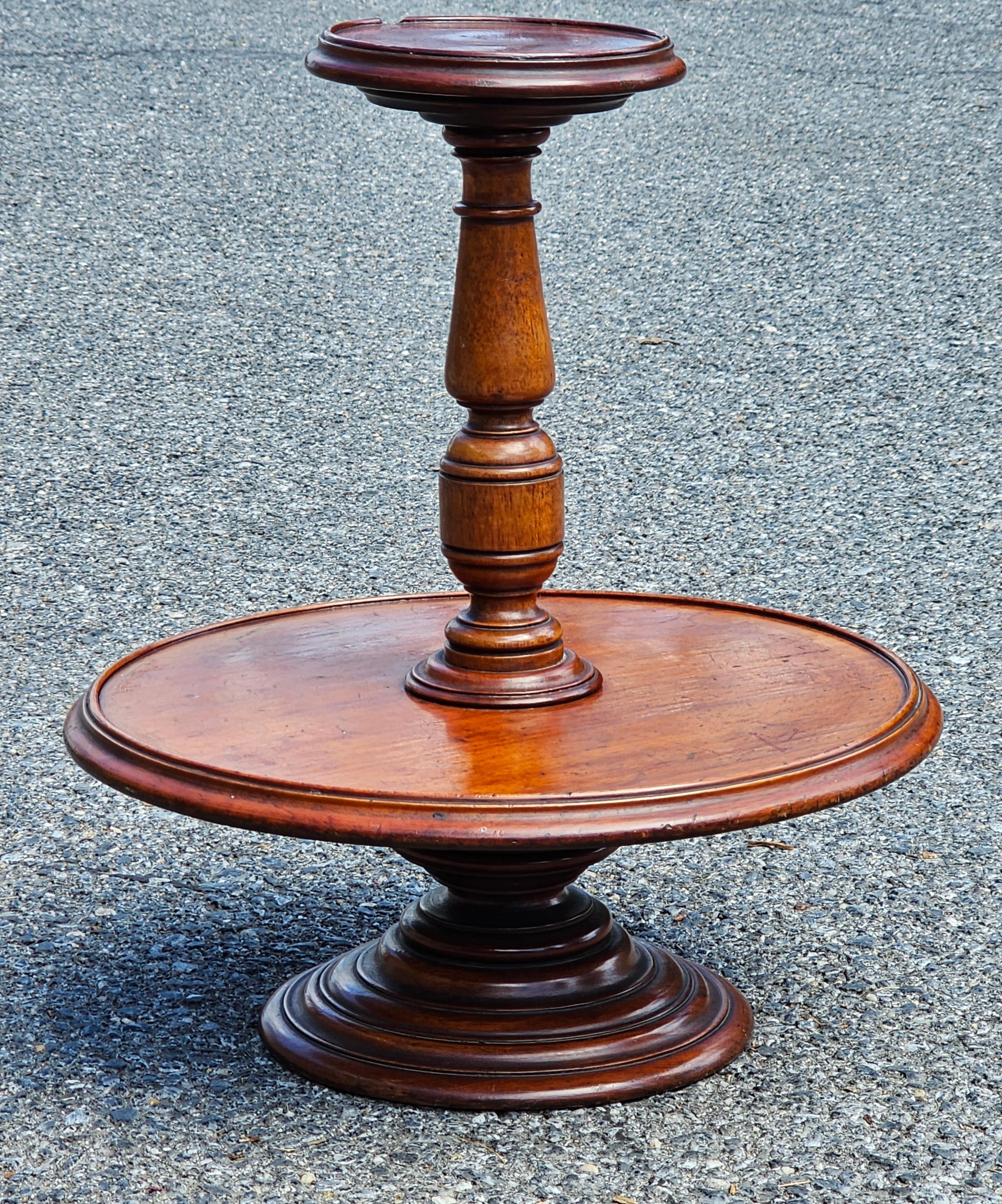 Montaplatos de dos pisos de caoba estilo Jorge III de principios del siglo XX en venta 3