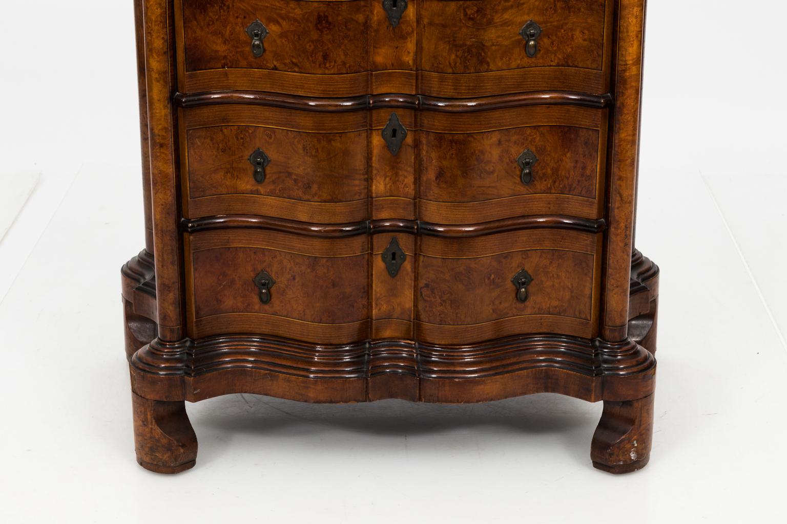 Early 20th Century Georgian Style Serpentine Chest of Drawers (George IV.)