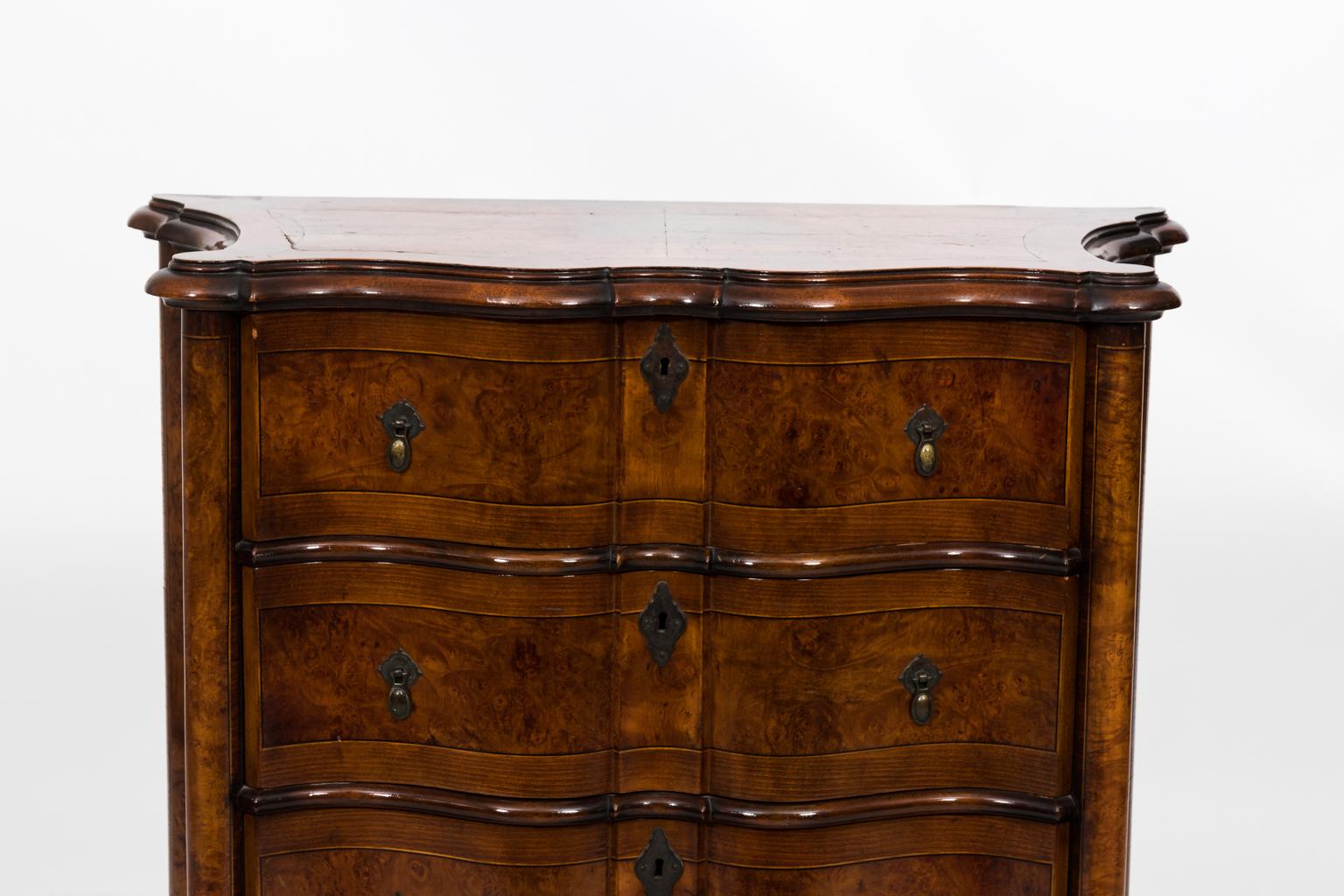 Early 20th Century Georgian Style Serpentine Chest of Drawers im Zustand „Gut“ in Stamford, CT