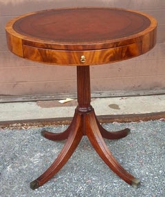 Mesa de tambor de caoba de principios del siglo XX de estilo georgiano con inserciones de cuero trabajado