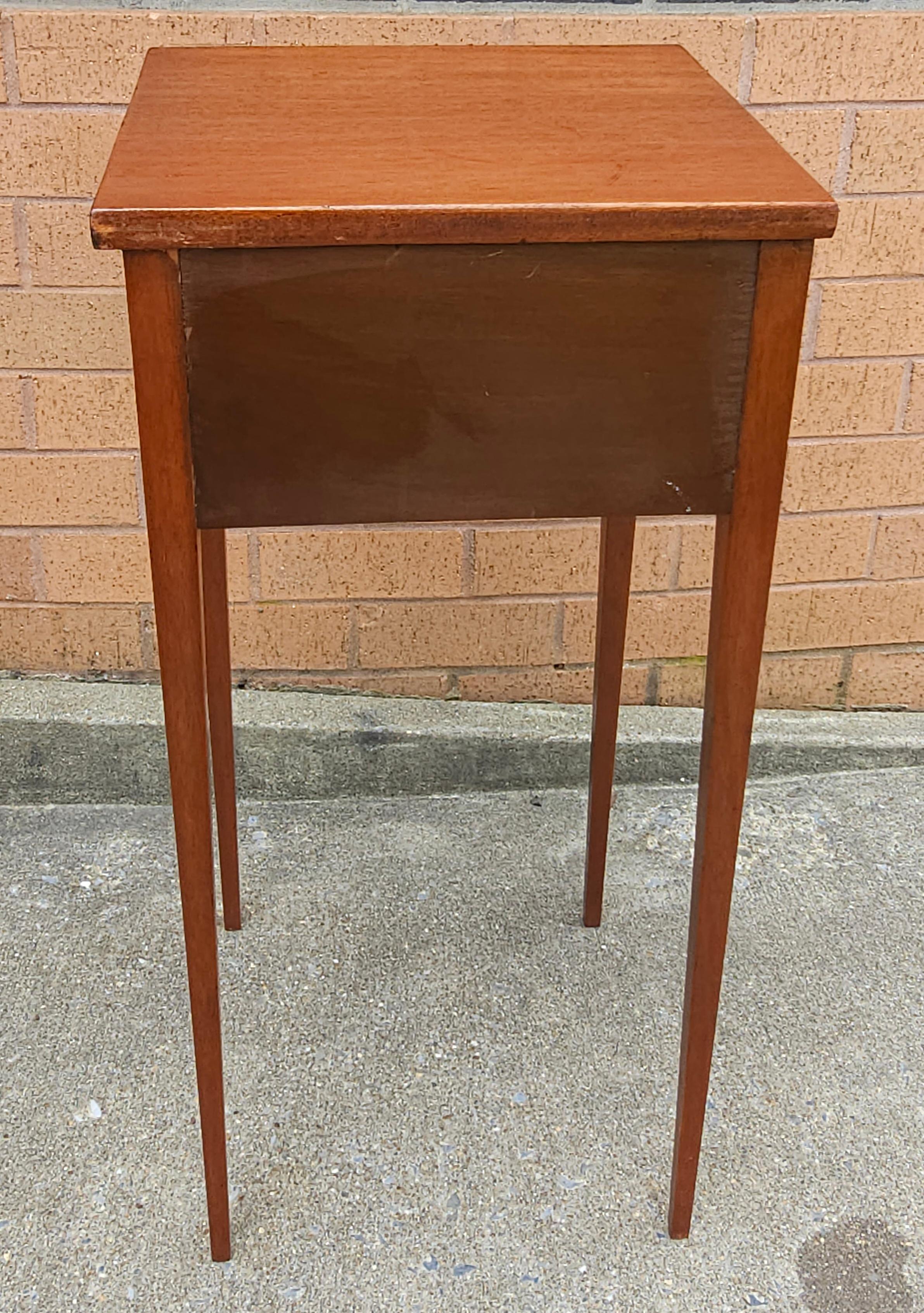 Early 20th Century Georgian Style Two-Drawer Mahogany Side Table For Sale 3