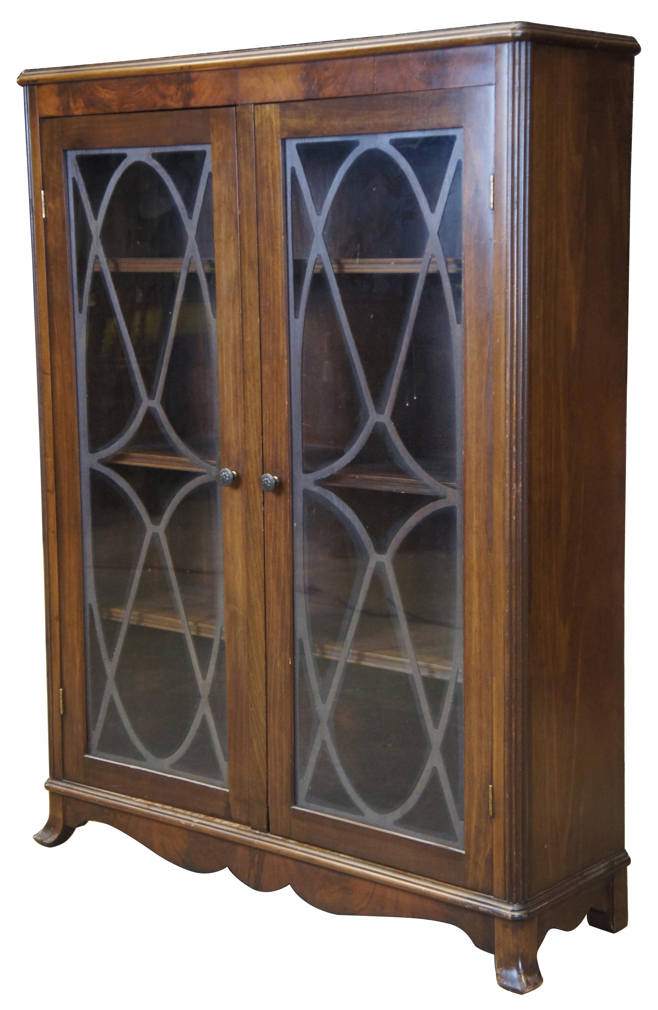 Early 20th Century Georgian Style Walnut Library Bookcase Display Cabinet In Good Condition In Dayton, OH