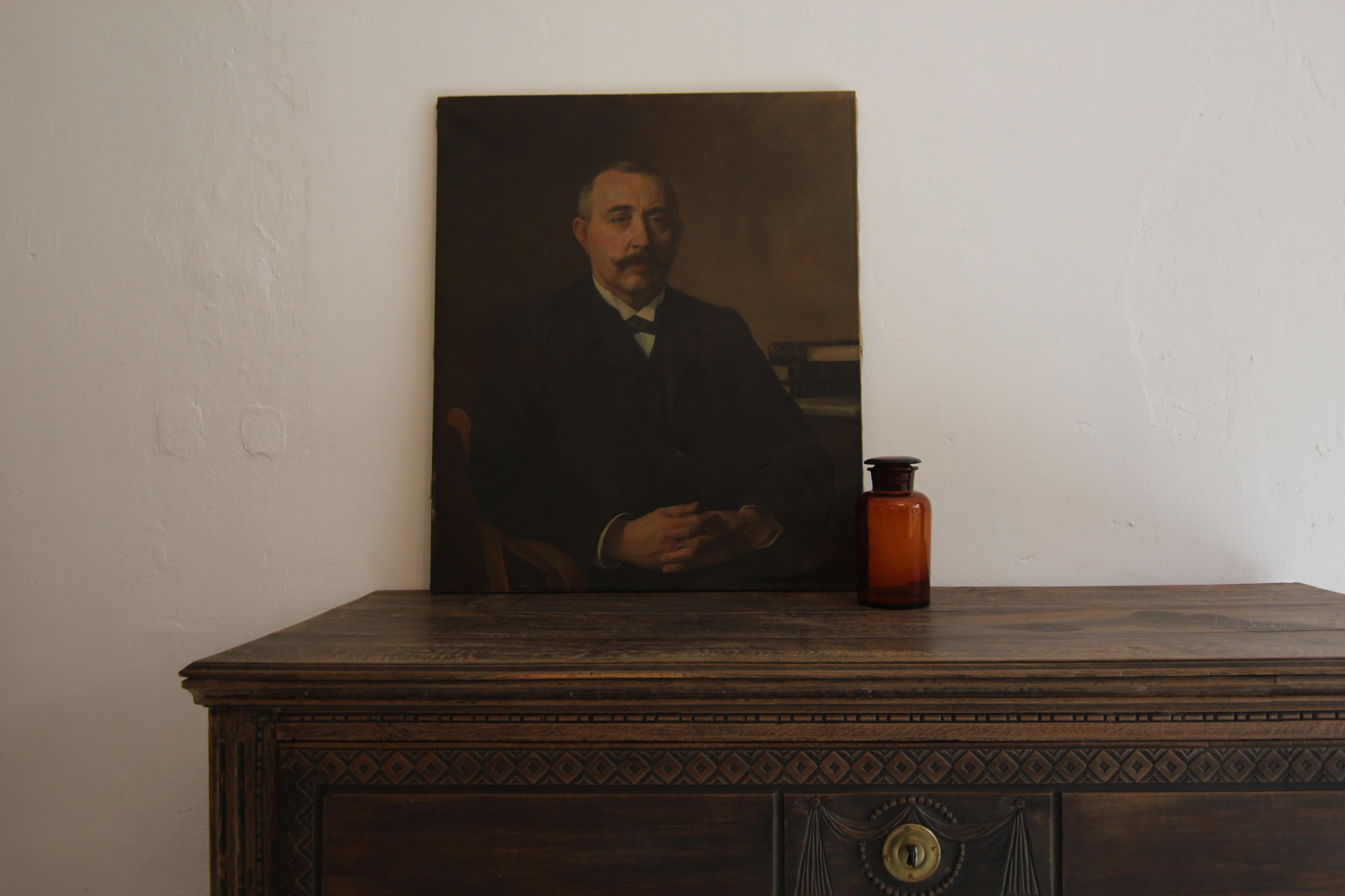 Un barattolo di vetro da farmacia originale tedesco altamente decorativo. Circa 1920/ 1930.  
La bottiglia è in vetro ambrato, dotata di un tappo rotondo in vetro.  

Dimensioni
Altezza: 21 cm.
Diametro: 10,5 cm.

Peso: 0,89 kg