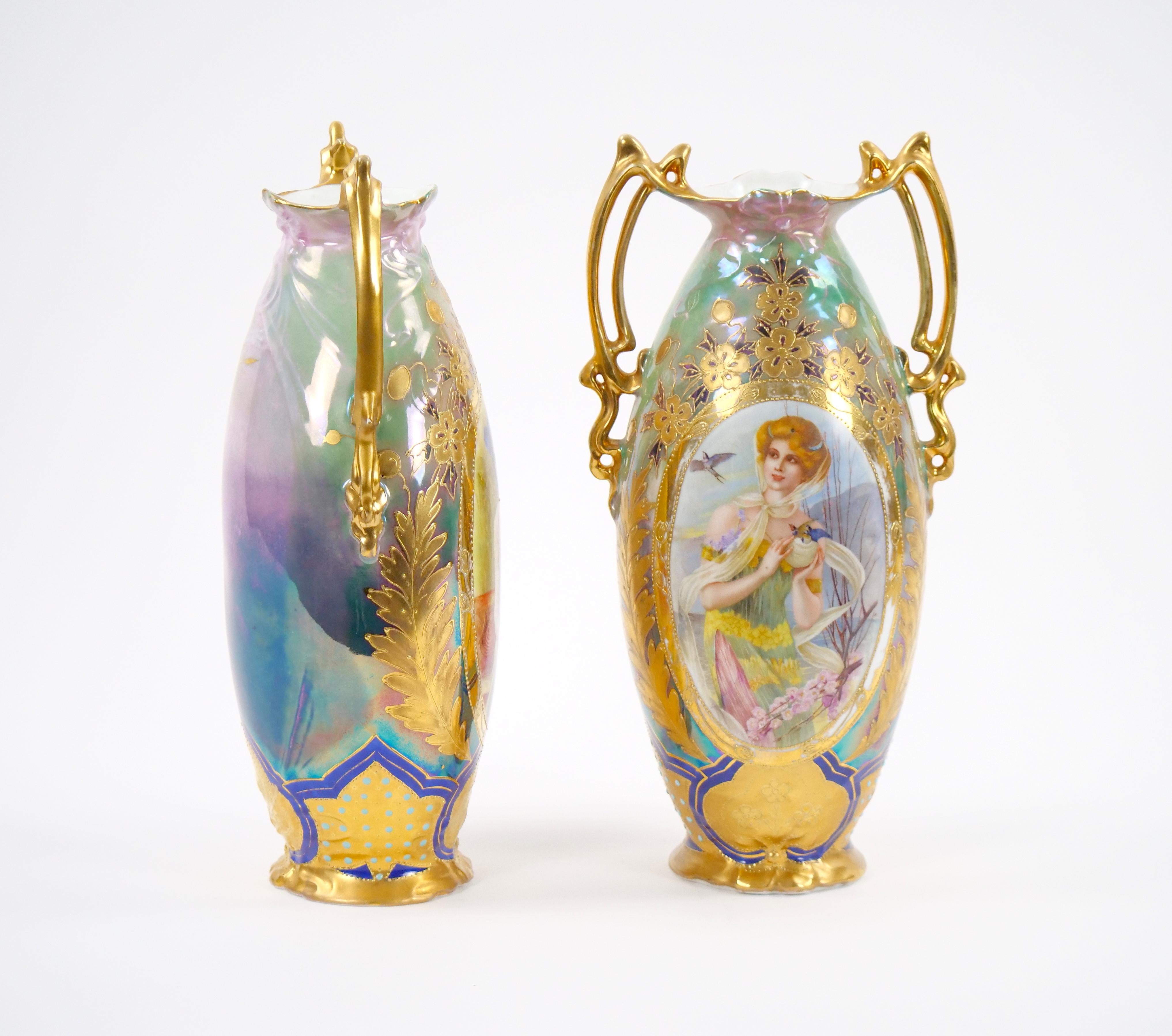 
Entdecken Sie den Charme einer vergangenen Epoche mit diesem außergewöhnlichen Paar deutscher Jugendstil-Porzellanvasen aus dem frühen 20. Jede Vase ist von der Eleganz des Jugendstils durchdrungen und ein Meisterwerk handgemalter Handwerkskunst
