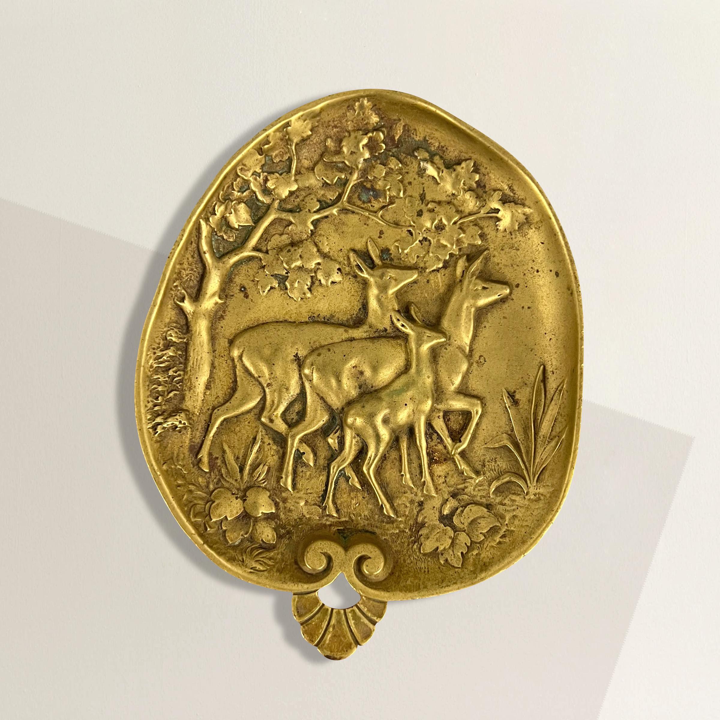 Magnifique plateau allemand en laiton coulé du début du 20e siècle représentant trois cerfs dans une forêt, se cachant sous un érable et s'apprêtant à bondir dans un champ ouvert.  Utilisé à l'origine pour contenir les cartes de visite, il est