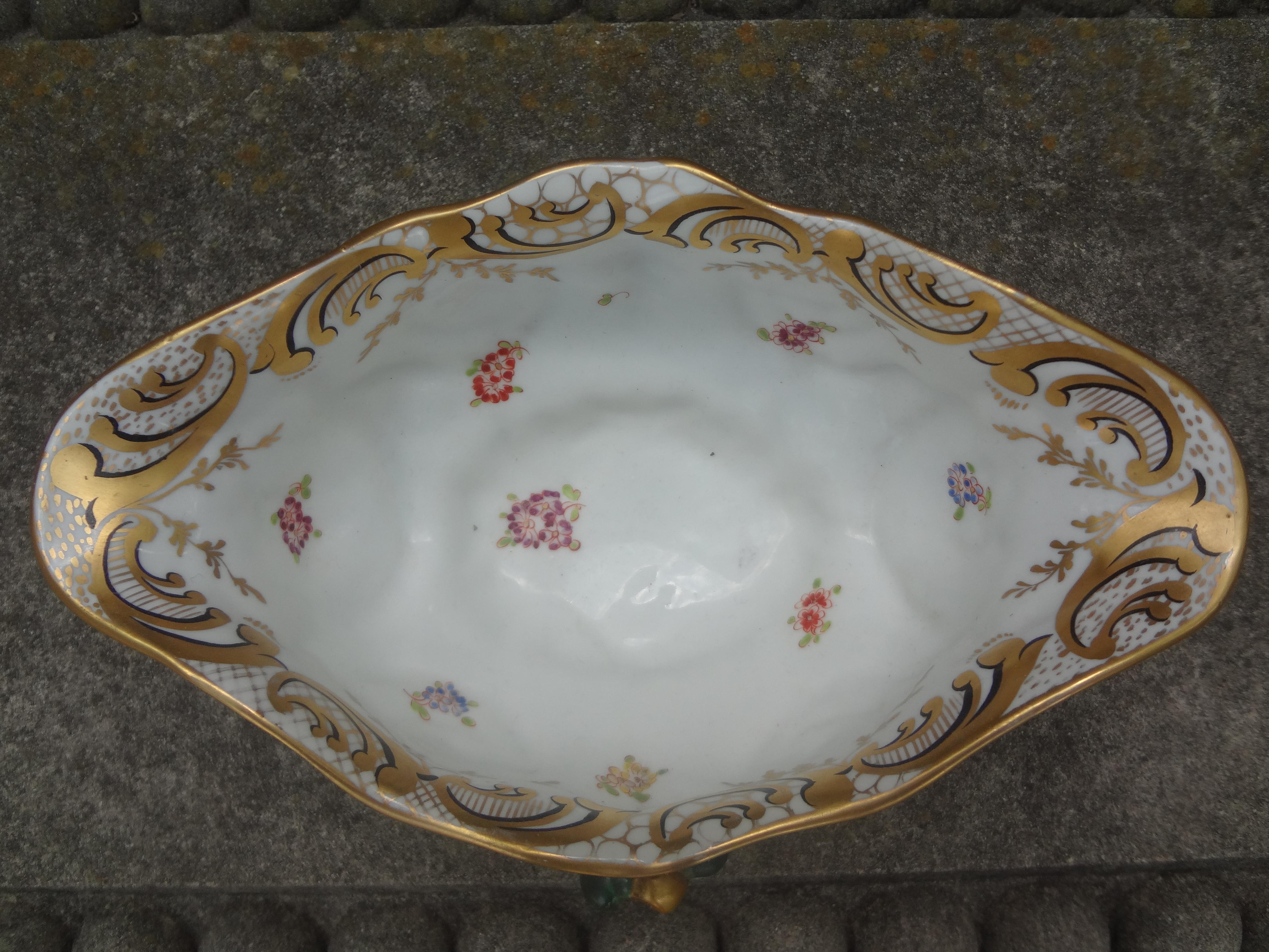 German Capodimonte Style Porcelain Bowl In Good Condition For Sale In Houston, TX