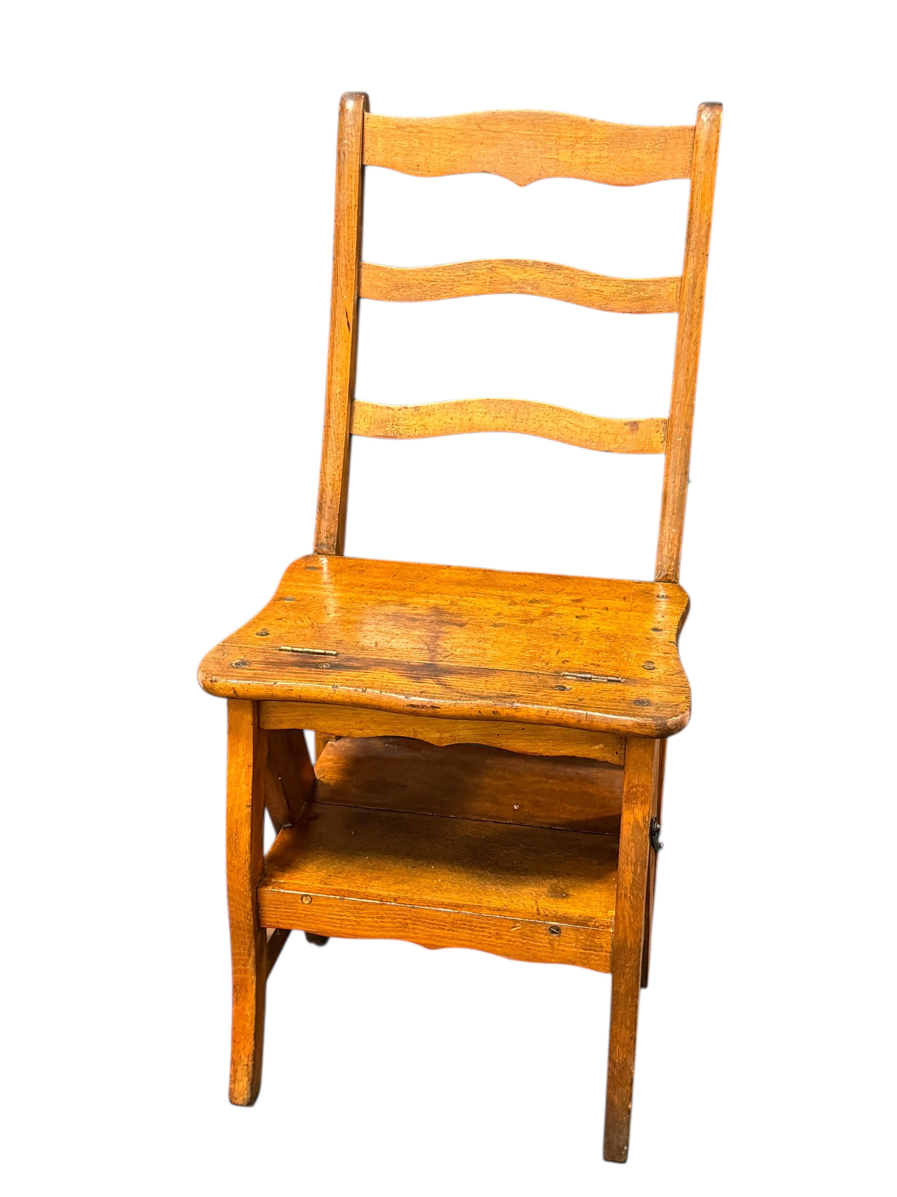 Esta es una silla metamórfica de pino, se puede utilizar como una silla normal o cuando se le da la vuelta a la parte superior se transforma en una escalera de mano. 
Se trata de una pieza de campo procedente de Núremberg, Alemania, tiene unos 100