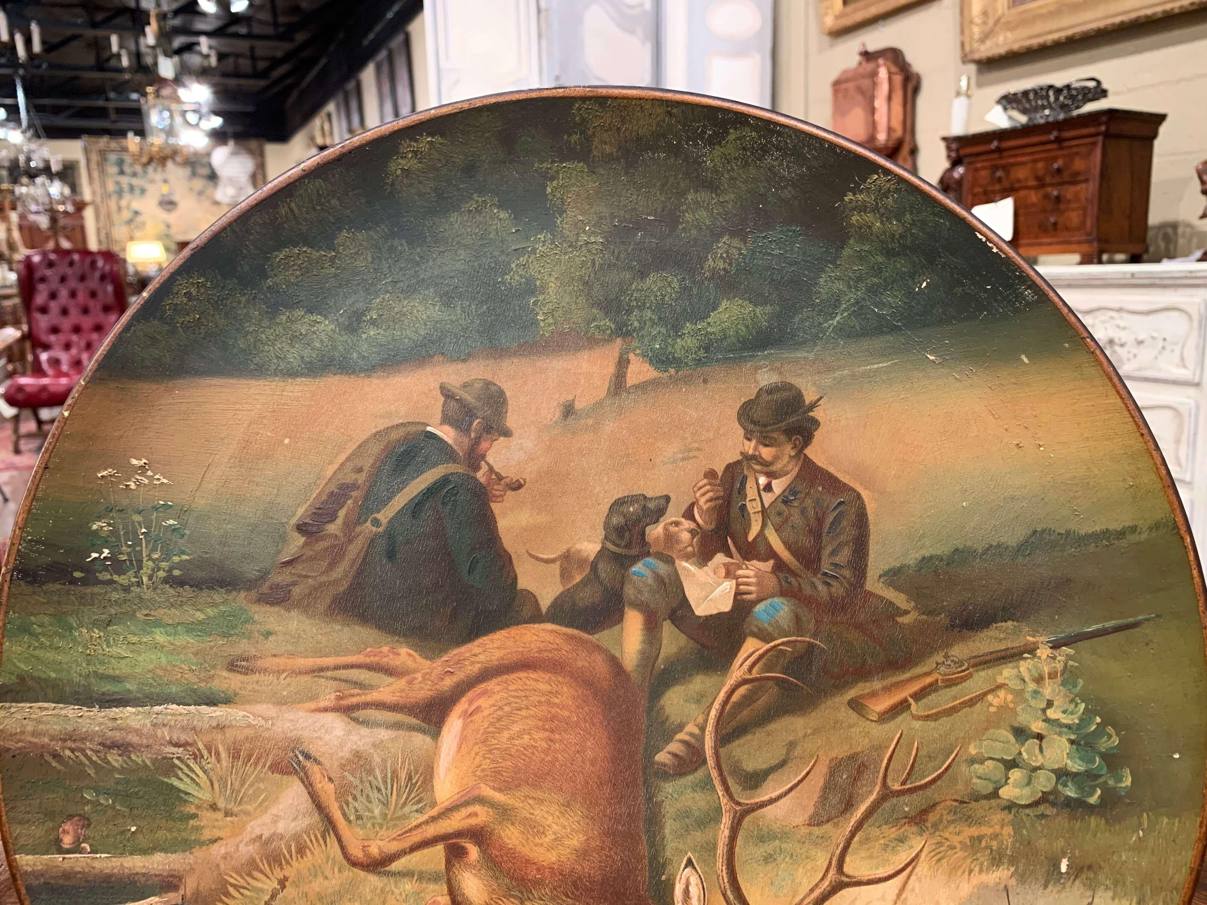 Plato de pared de cerámica pintada a mano alemana de principios del siglo XX con escena de caza Bosque negro en venta