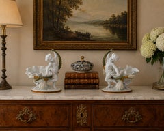 Juego de dos compoteras alemanas neoclásicas de principios del siglo XX con motivos de putti, de porcelana