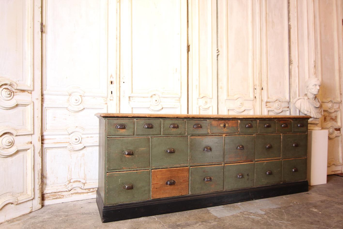 Early 20th Century German Shop Counter or Bank of Drawers in Original Paint In Good Condition In Dusseldorf, DE