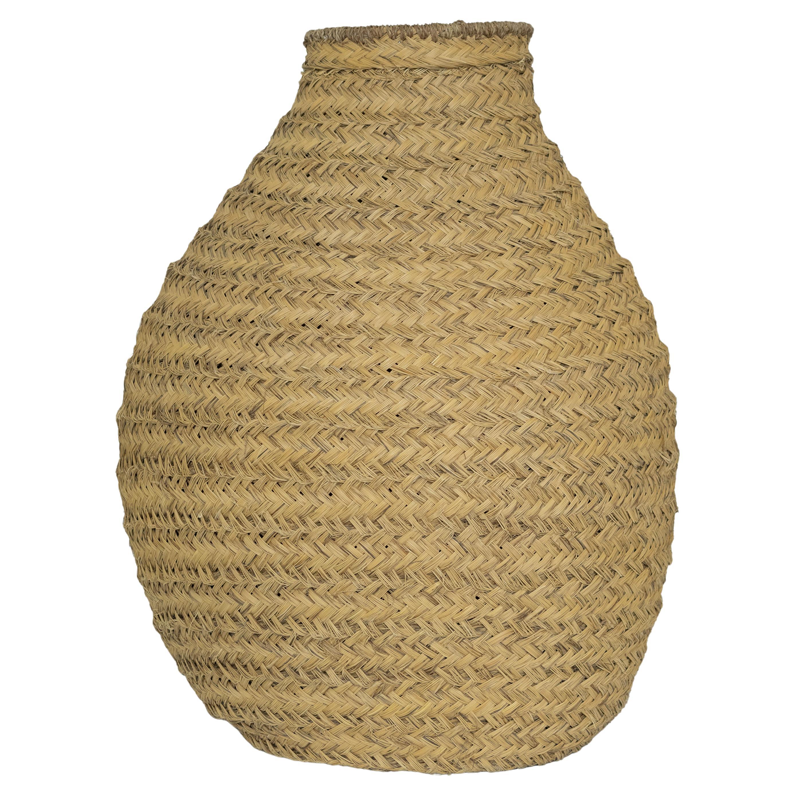 Massiccio cesto di segale del XX secolo proveniente dalla Francia rurale.  Utilizzato per conservare cereali e altri prodotti agricoli.  L'artigianato coinvolto nella creazione di questo intricato cesto riflette le tradizioni tramandate di