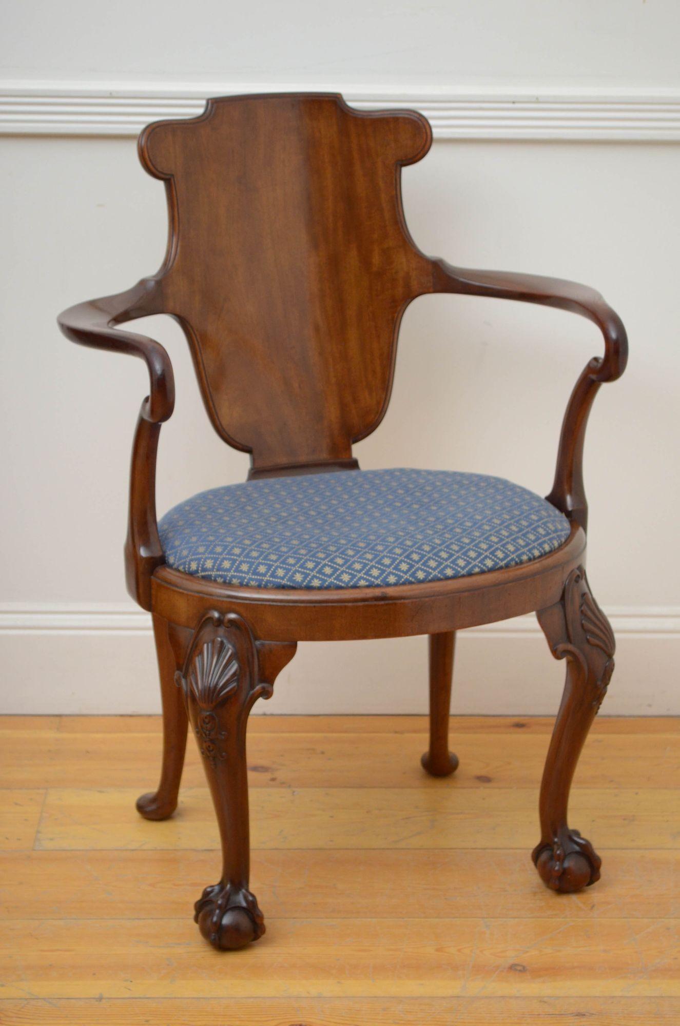 Early 20th century Gillows Design Chair in Mahogany In Good Condition For Sale In Whaley Bridge, GB